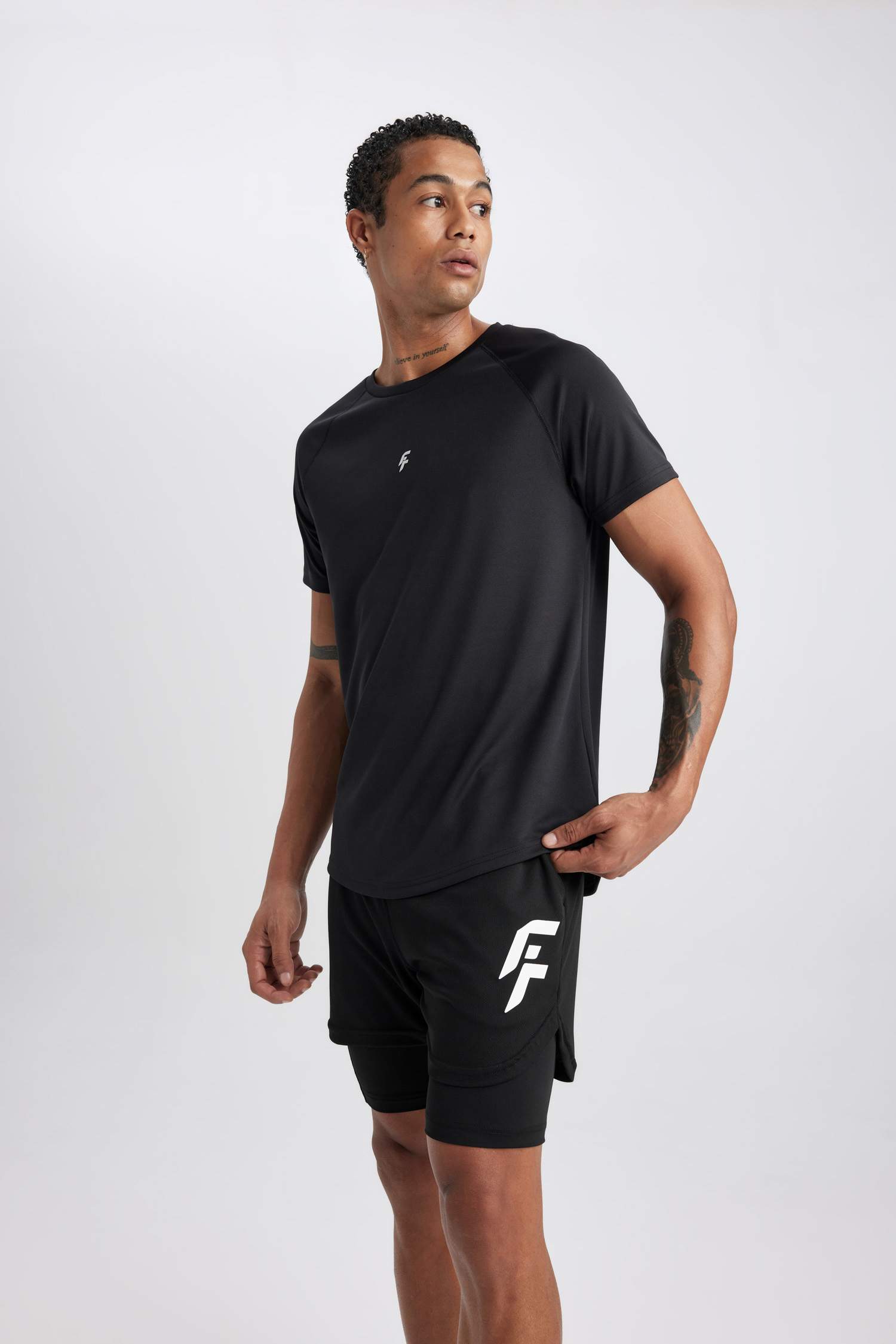 شورت محكم سليم فيت بجيب من DeFactoFit