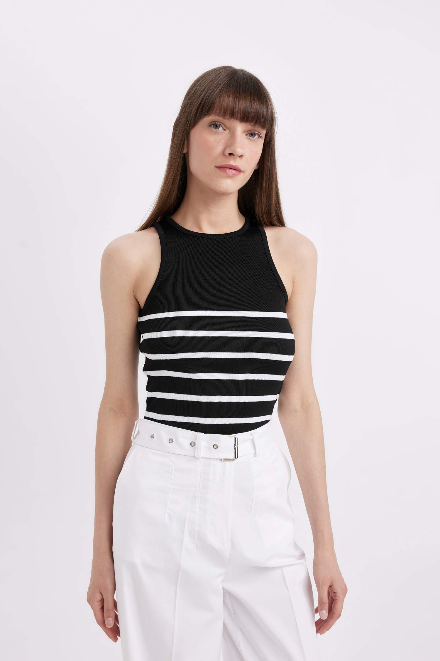 بلوزة كت بدون كم برقبة مستديرة