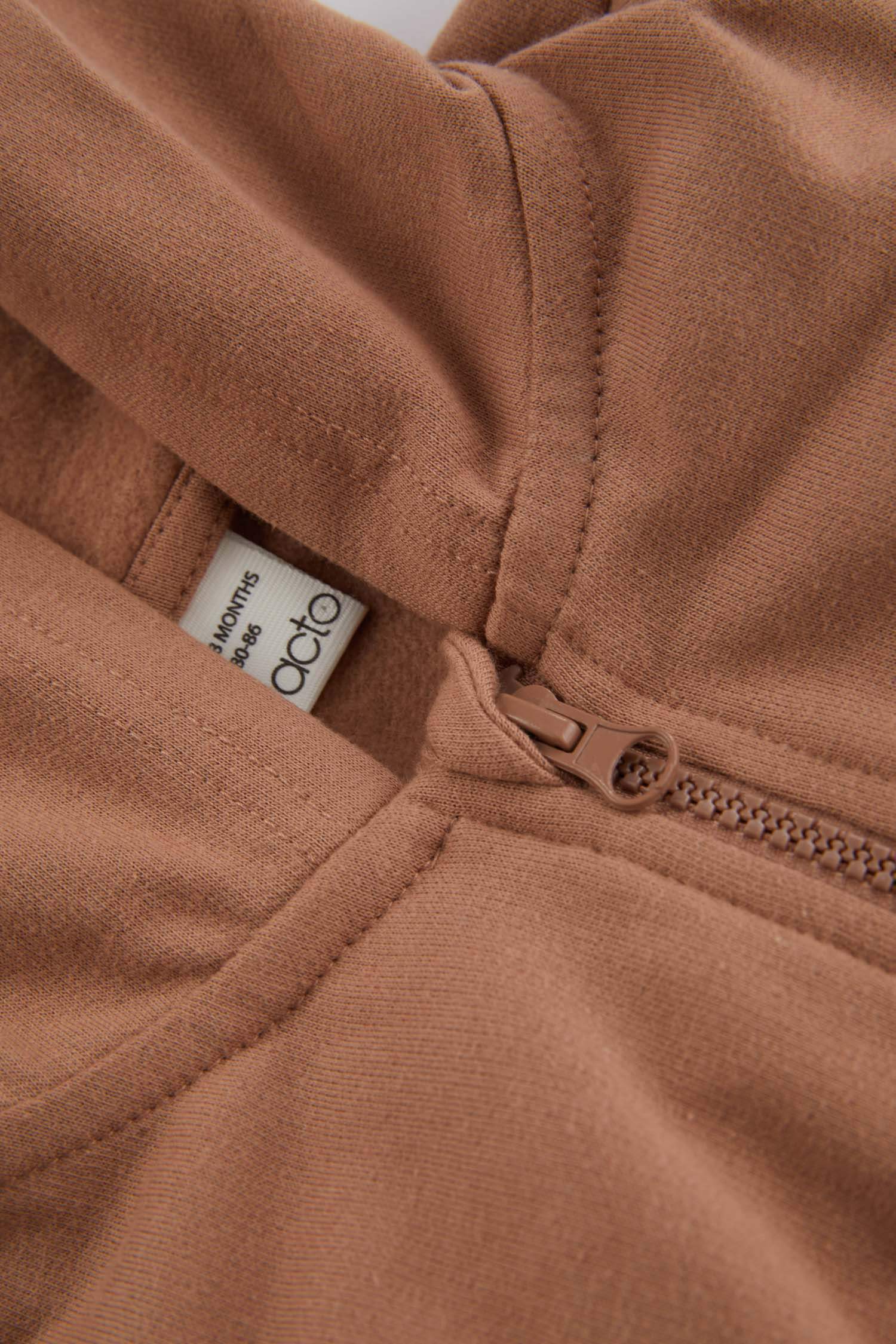 سويتر ولادي قماش رقيق بقصة عادية