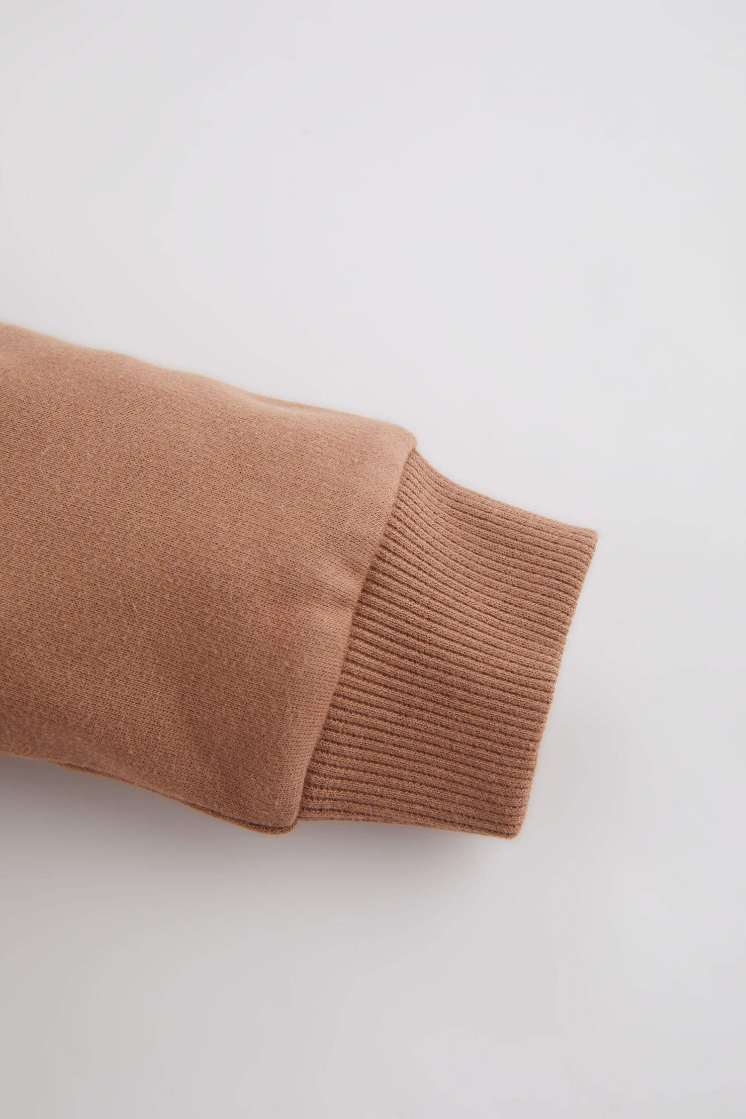 سويتر ولادي قماش رقيق بقصة عادية