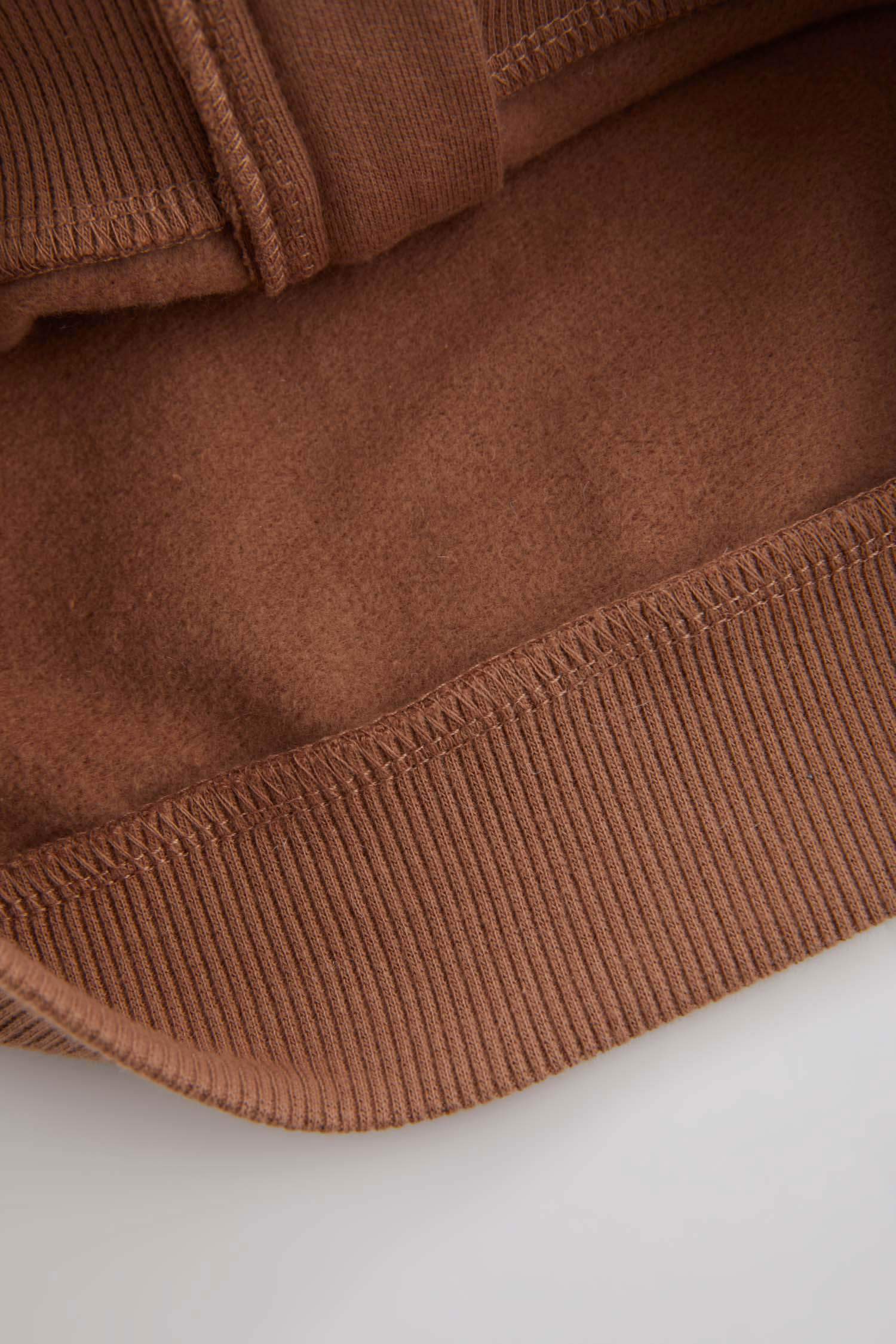 سويتر ولادي قماش رقيق بقصة عادية