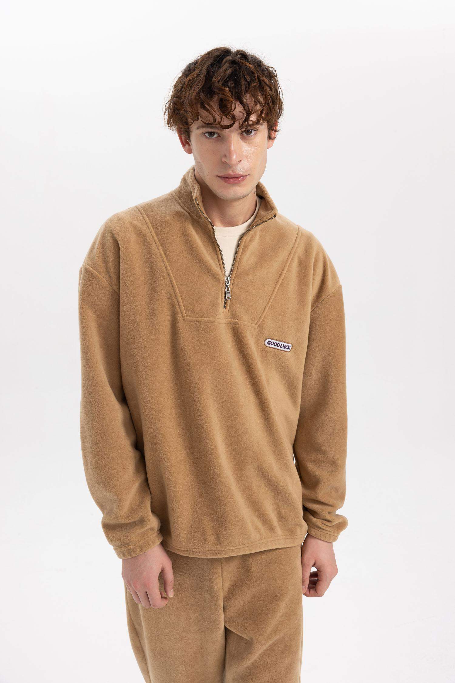 سويت شيرت قصة مريحة بياخة عالية بسحاب