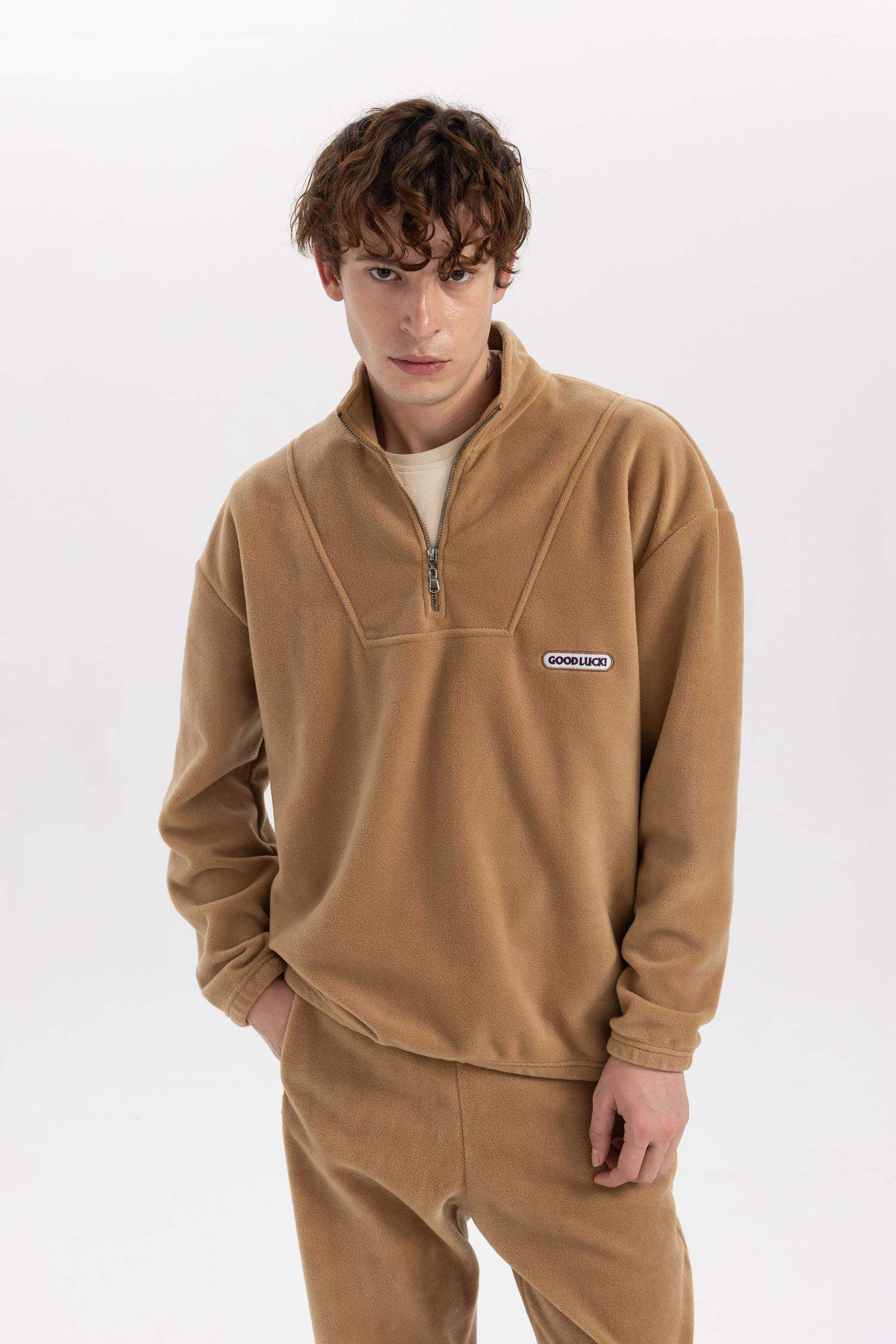 سويت شيرت قصة مريحة بياخة عالية بسحاب