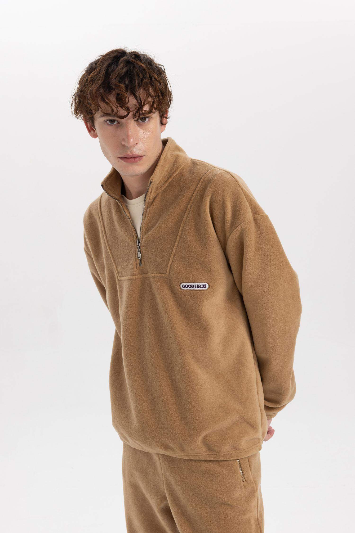 سويت شيرت قصة مريحة بياخة عالية بسحاب