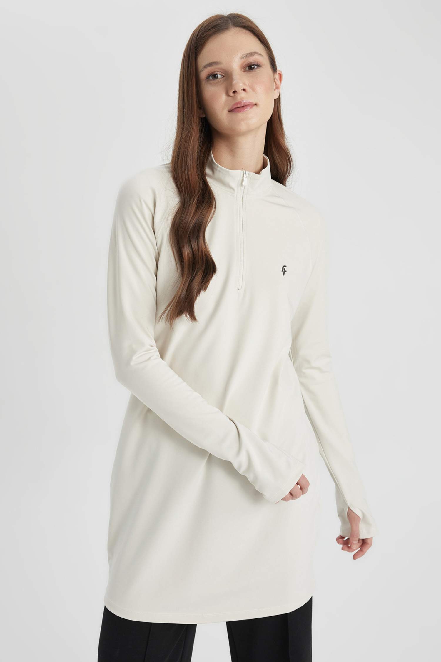 تيشيرت رياضي كم طويل قصة طويلة بطبعة شعار