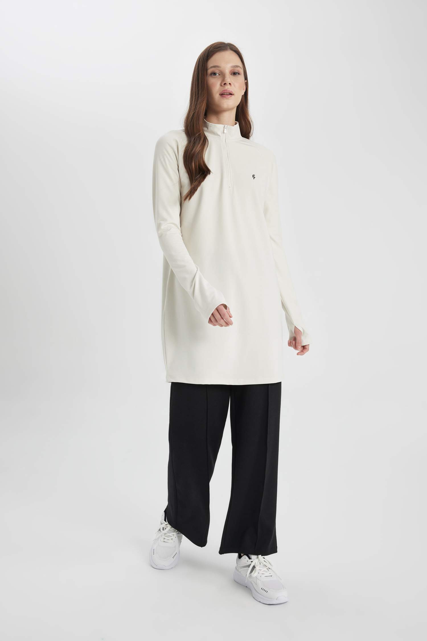 تيشيرت رياضي كم طويل قصة طويلة بطبعة شعار