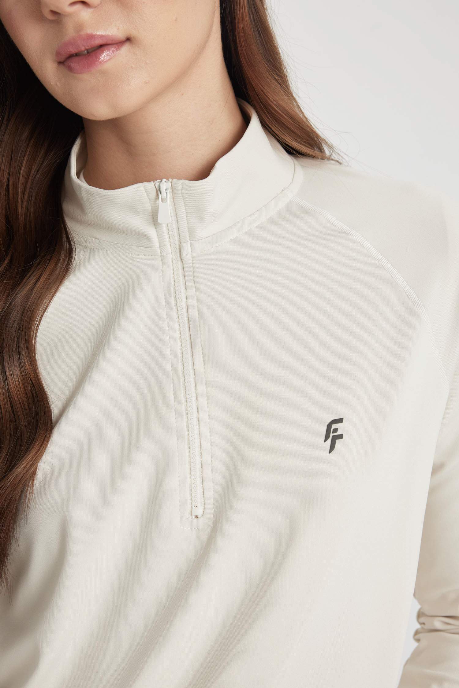 تيشيرت رياضي كم طويل قصة طويلة بطبعة شعار