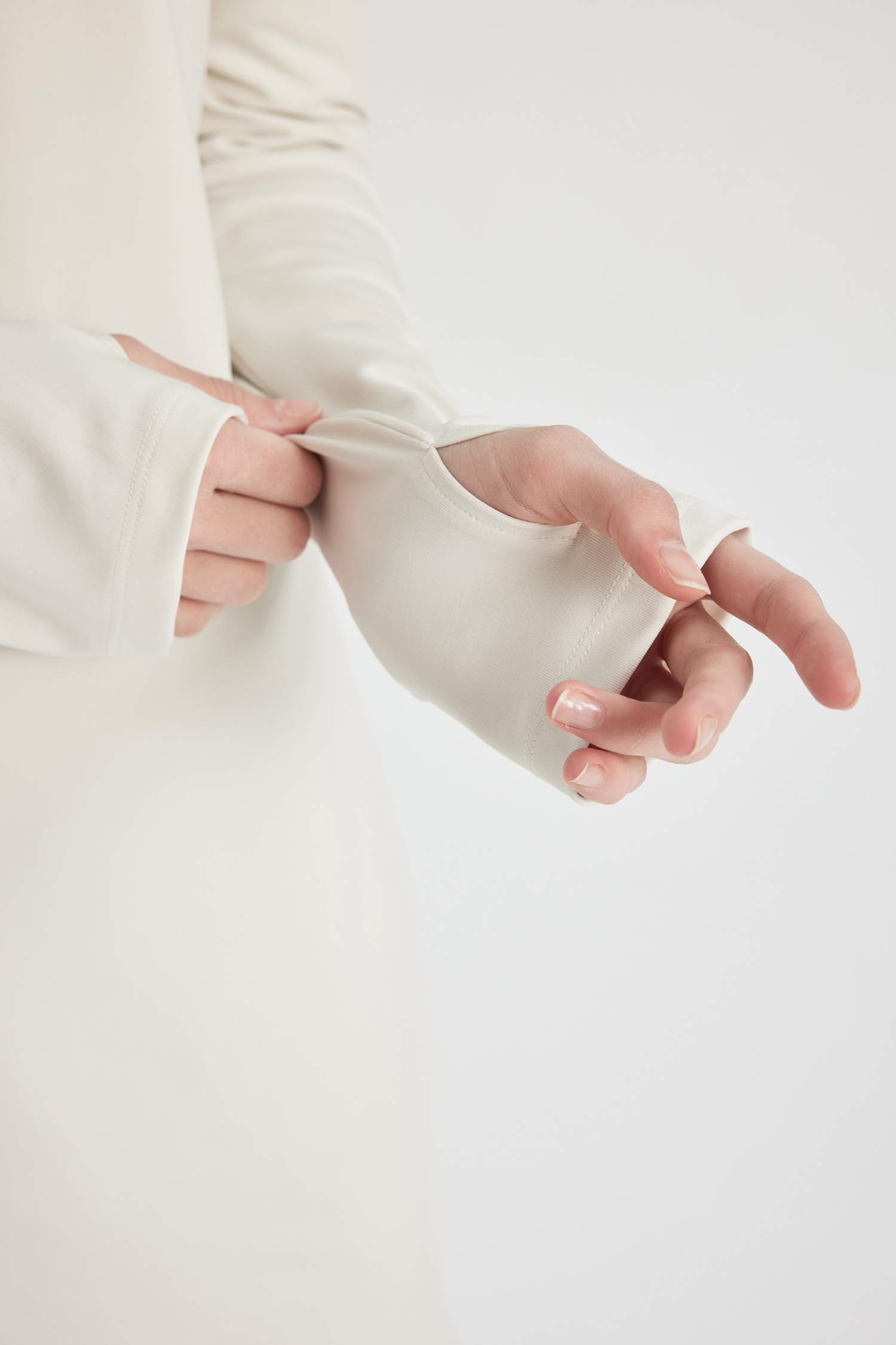 تيشيرت رياضي كم طويل قصة طويلة بطبعة شعار