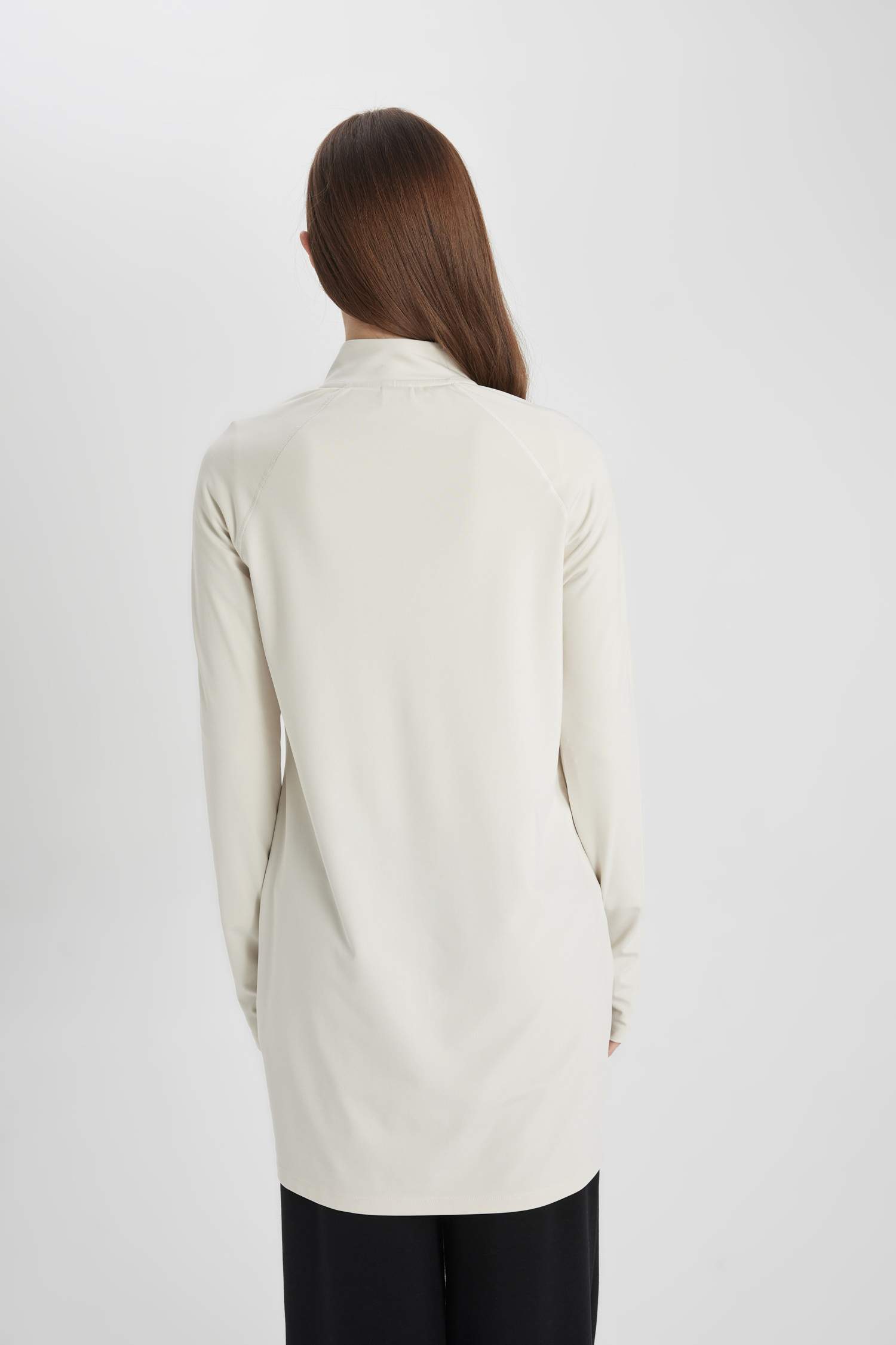 تيشيرت رياضي كم طويل قصة طويلة بطبعة شعار