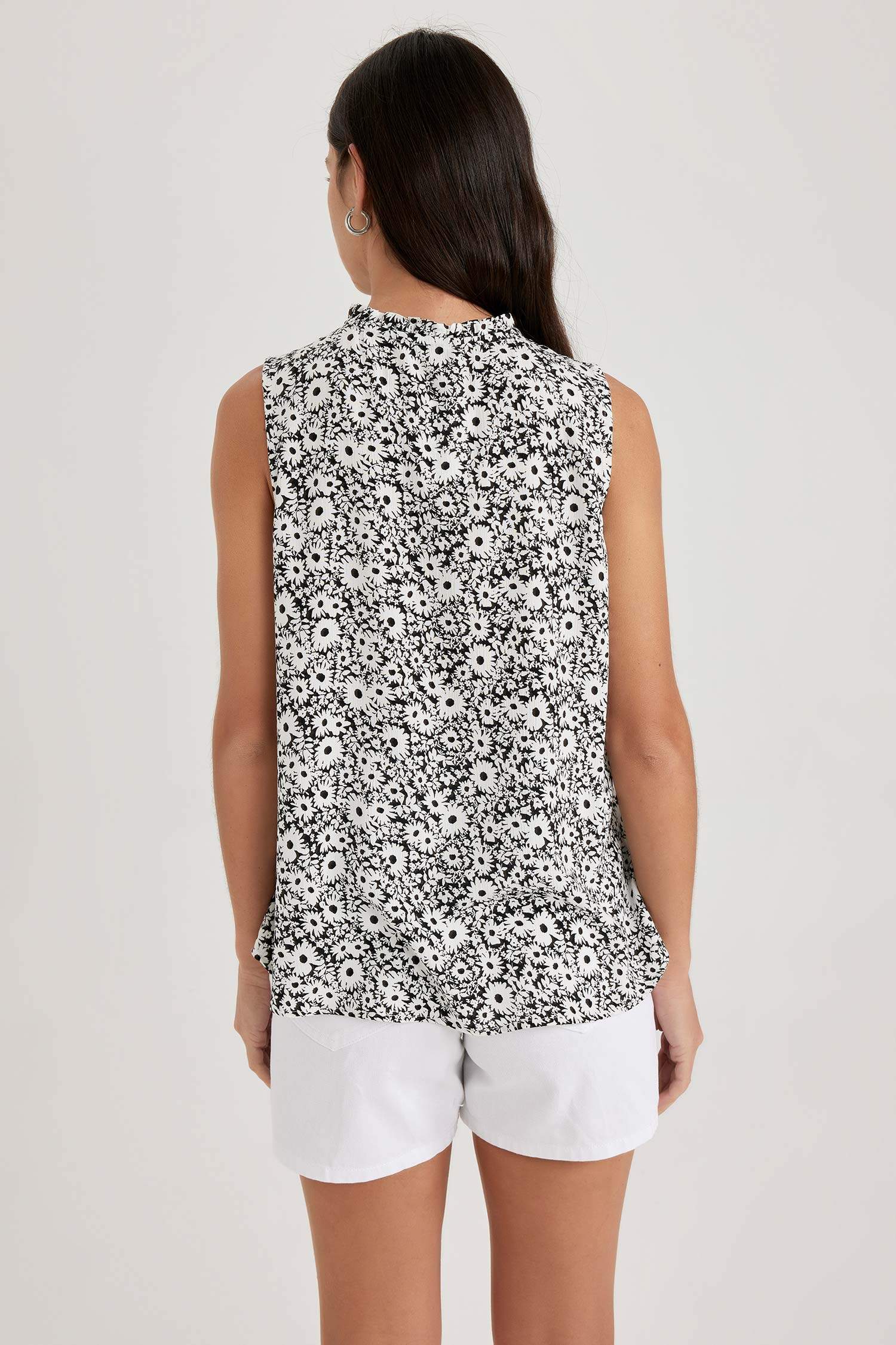 بلوزة بدون أكمام قصة عادية