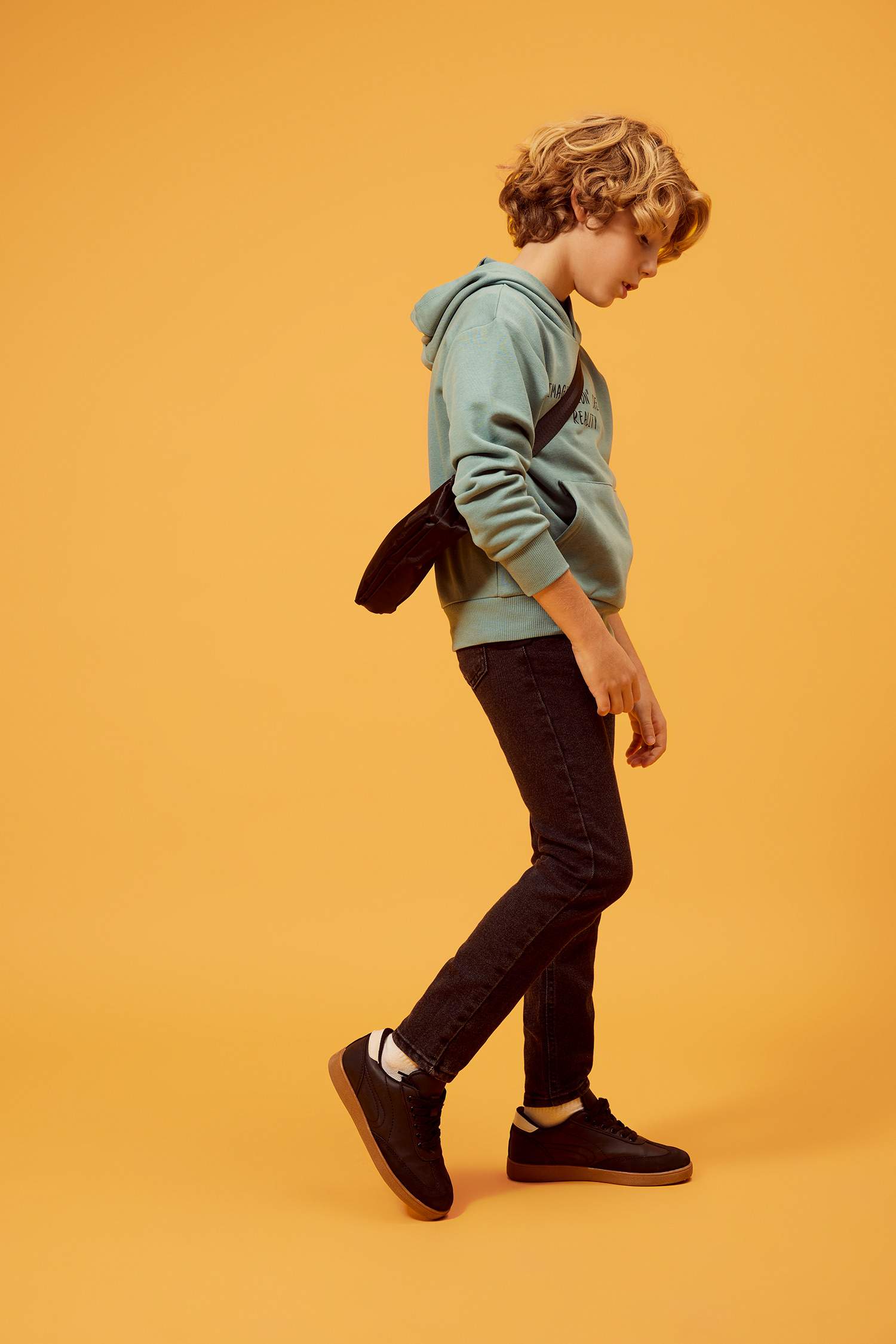 بنطلون جينز اولادي سليم فيت برجل ضيقة