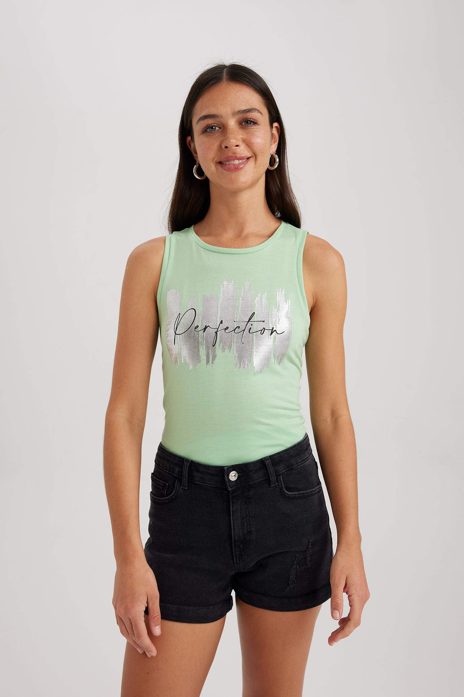 فانيلة بقصة عادية مطبوع