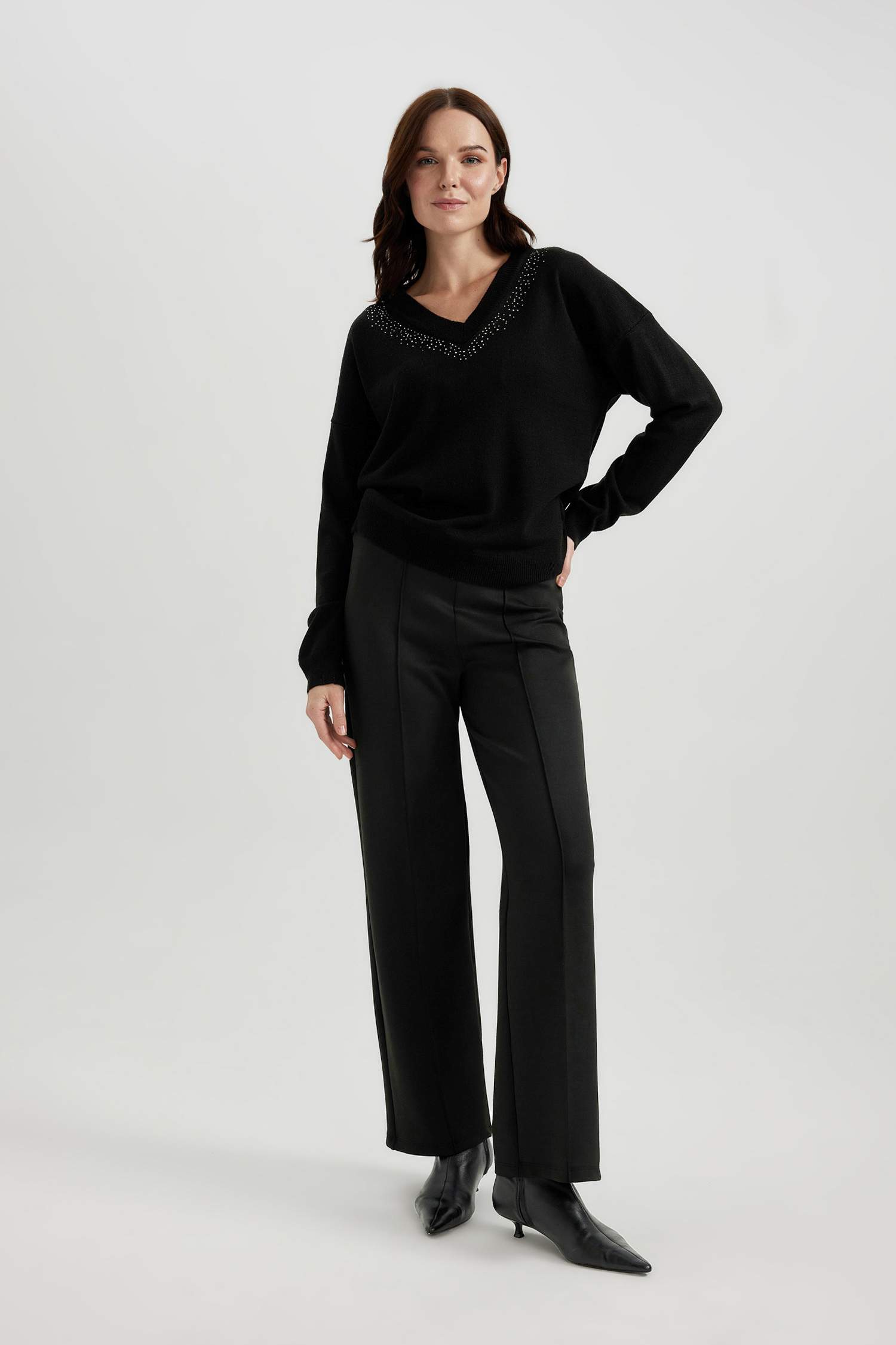 بلوفر قصة عادية بياقة V