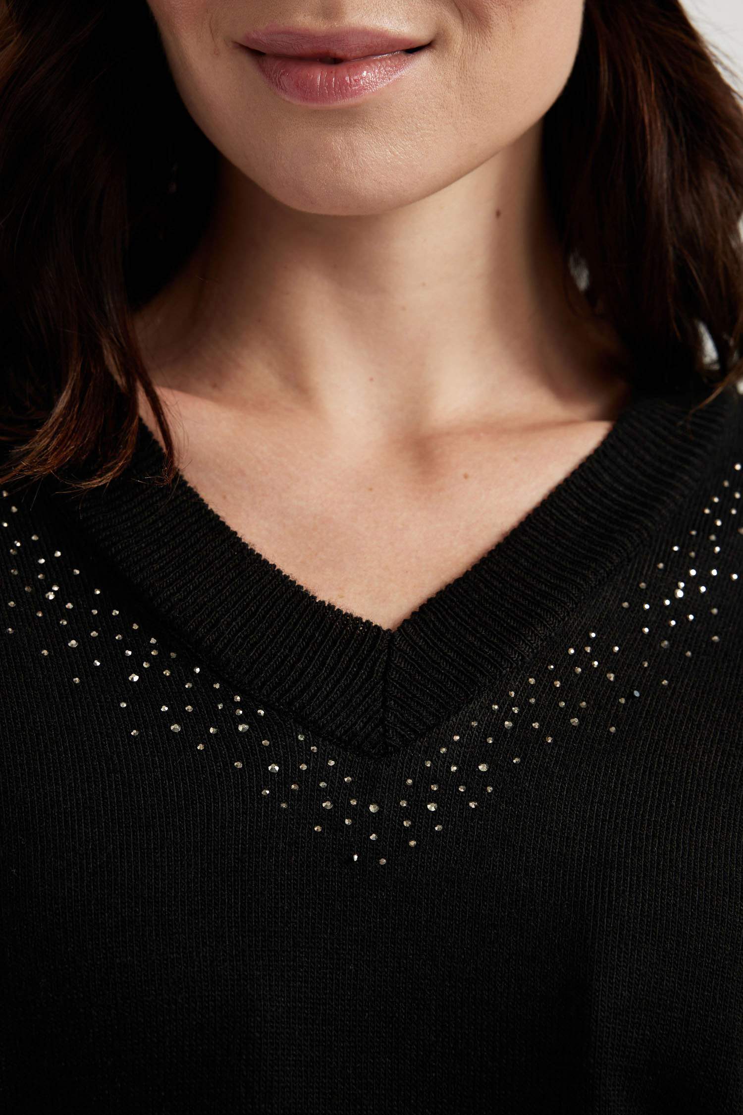 بلوفر قصة عادية بياقة V