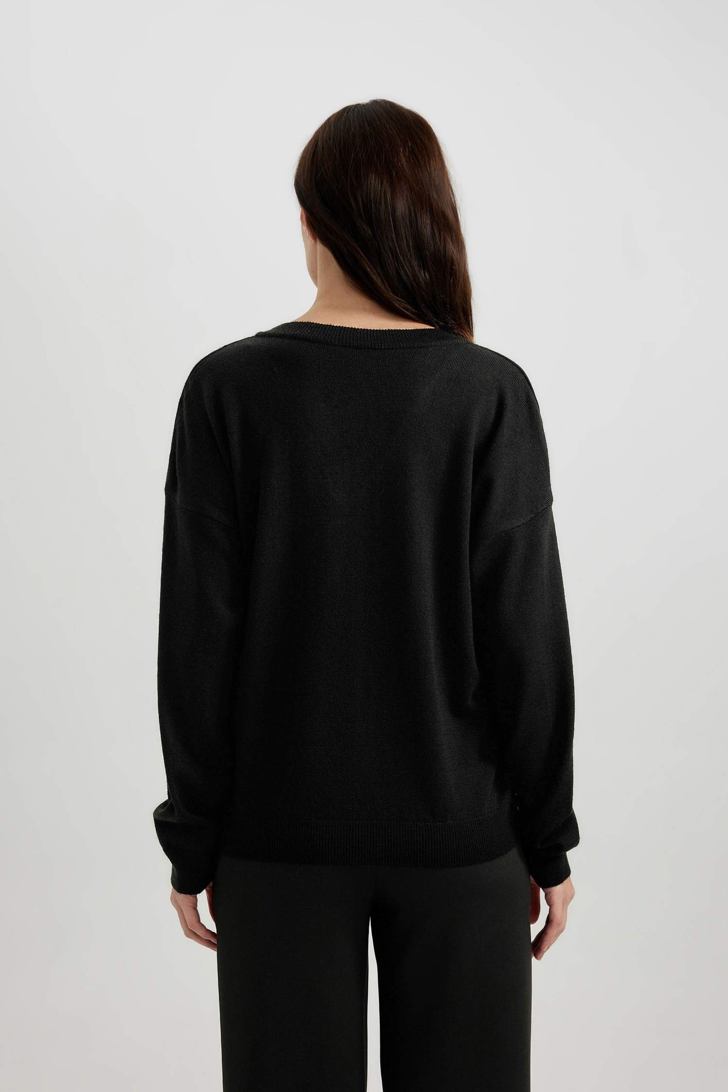 بلوفر قصة عادية بياقة V