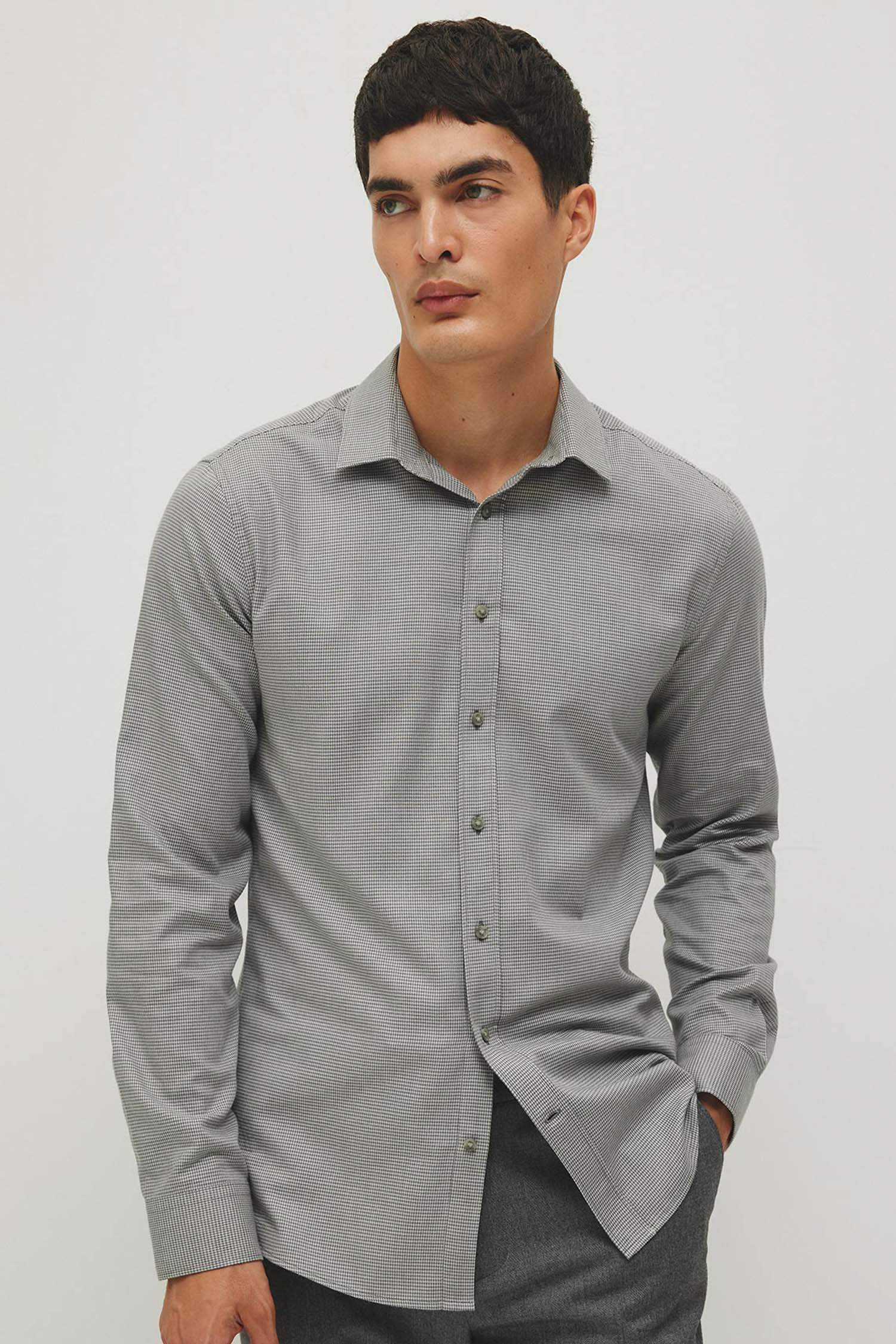 Рубашка приталенного кроя с длинным рукавом