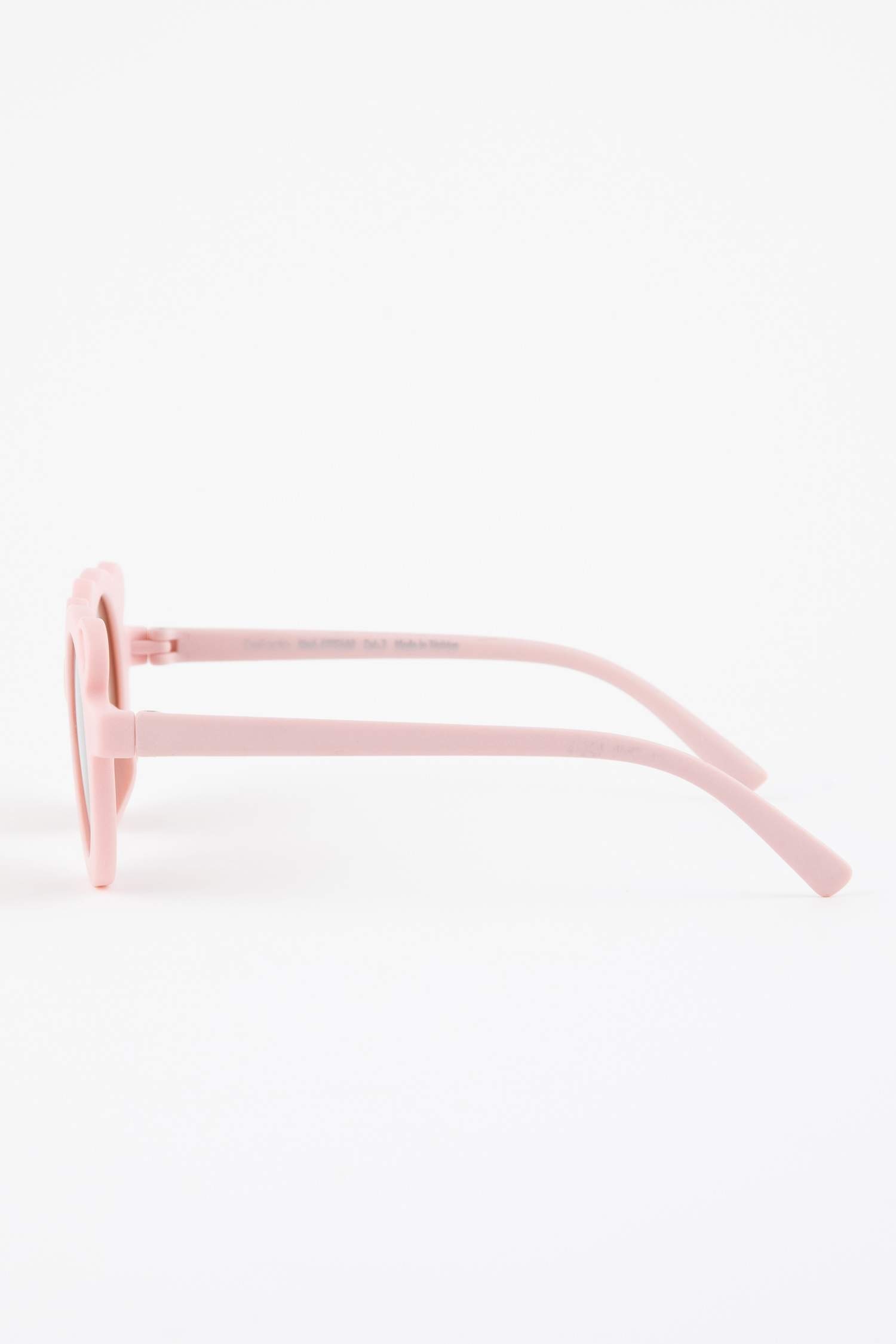 Қыздың күннен қорғайтын көзілдірігі