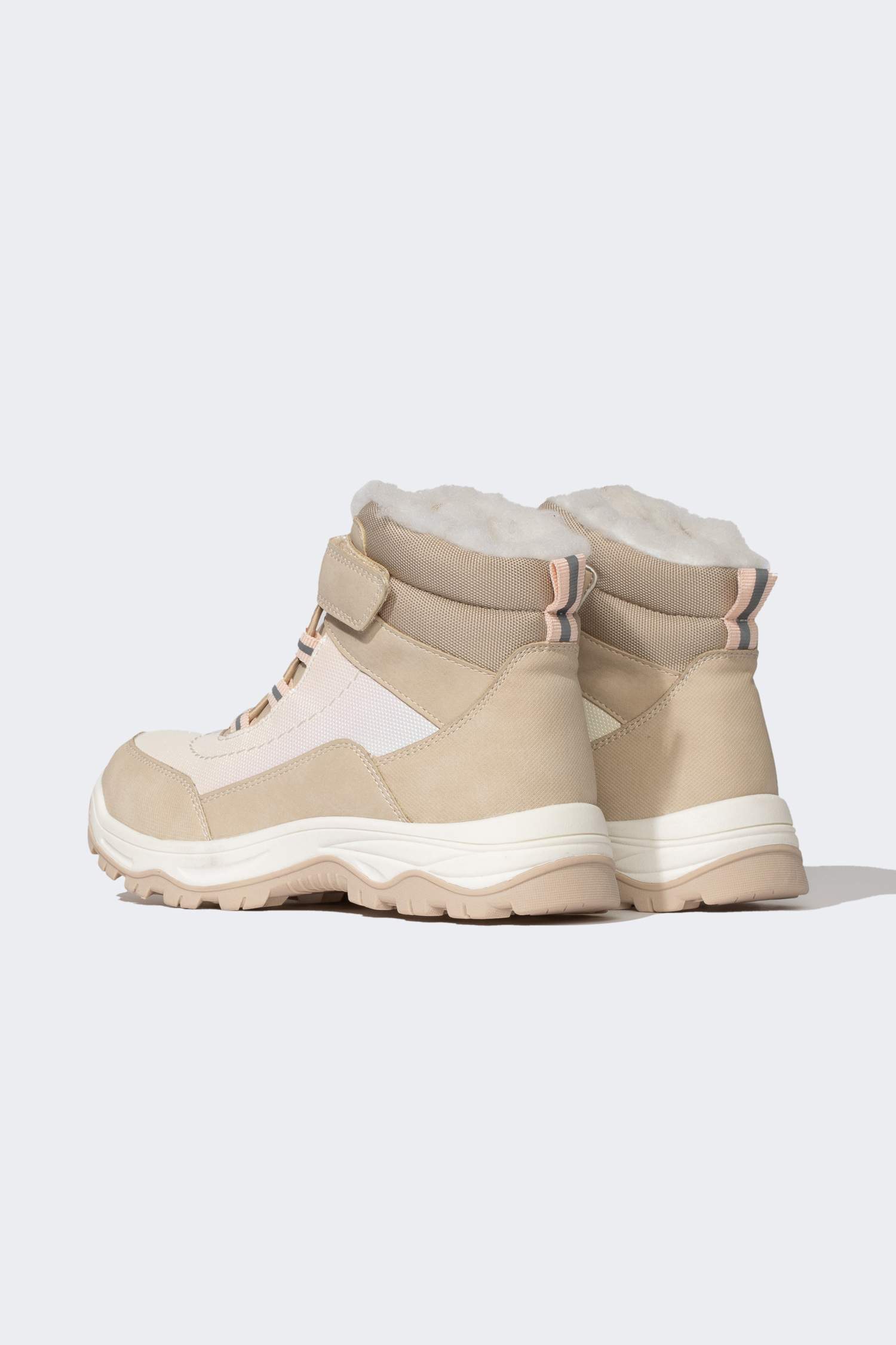 بوت بناتي جلد صناعي بكعب مسنن