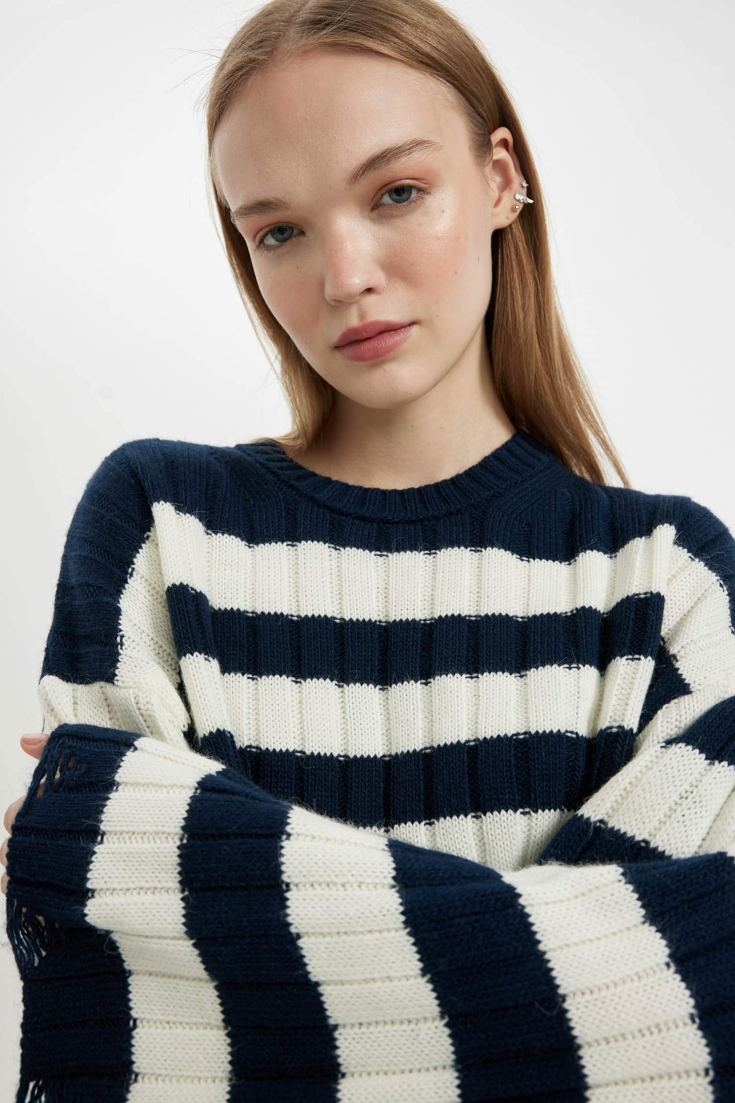 Regular Fit Çizgili Bisiklet Yaka Crop Triko Kazak