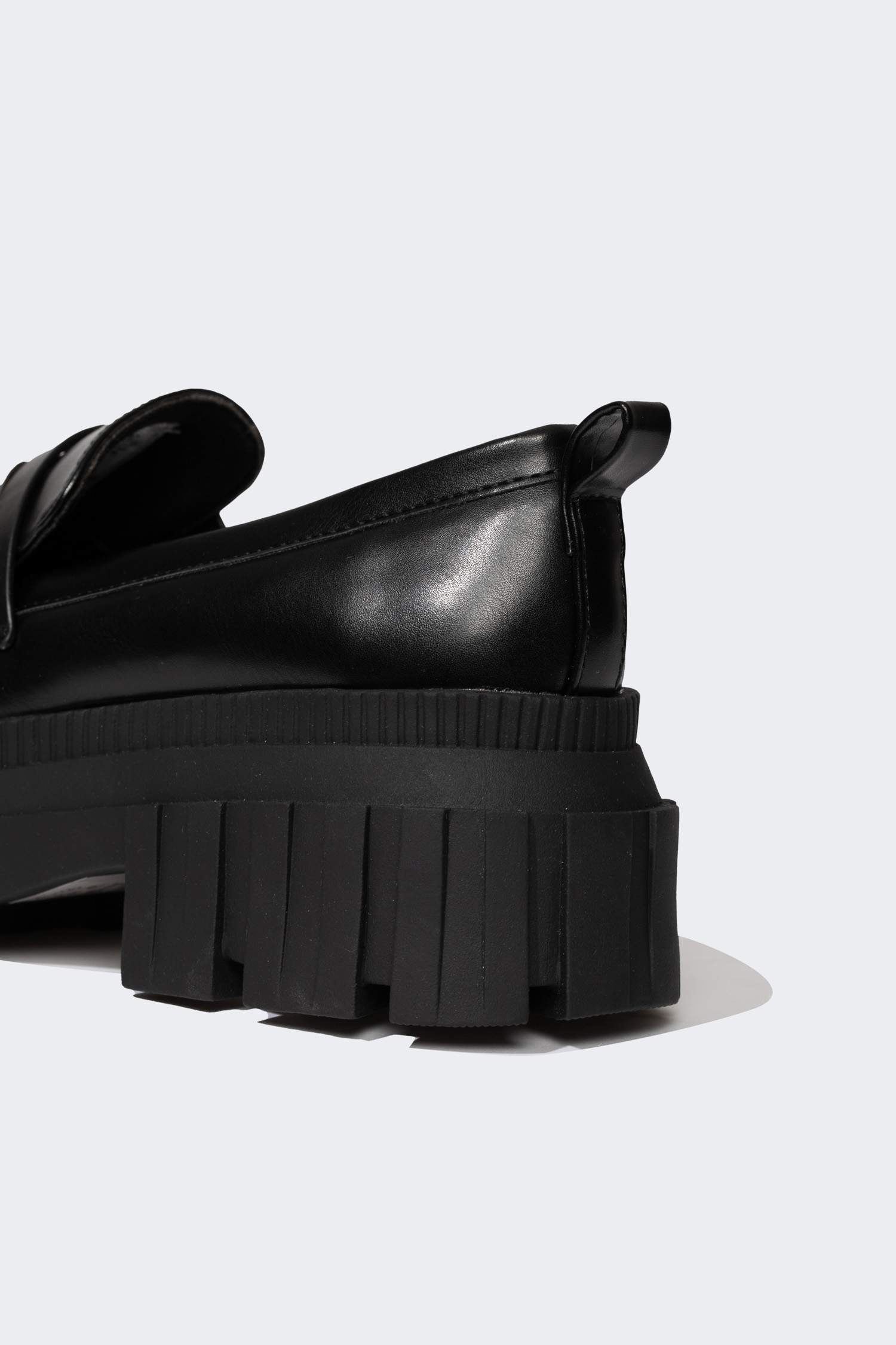 حذاء كلاسيكي نسائي جلد صناعي بكعب سميك سليب أون