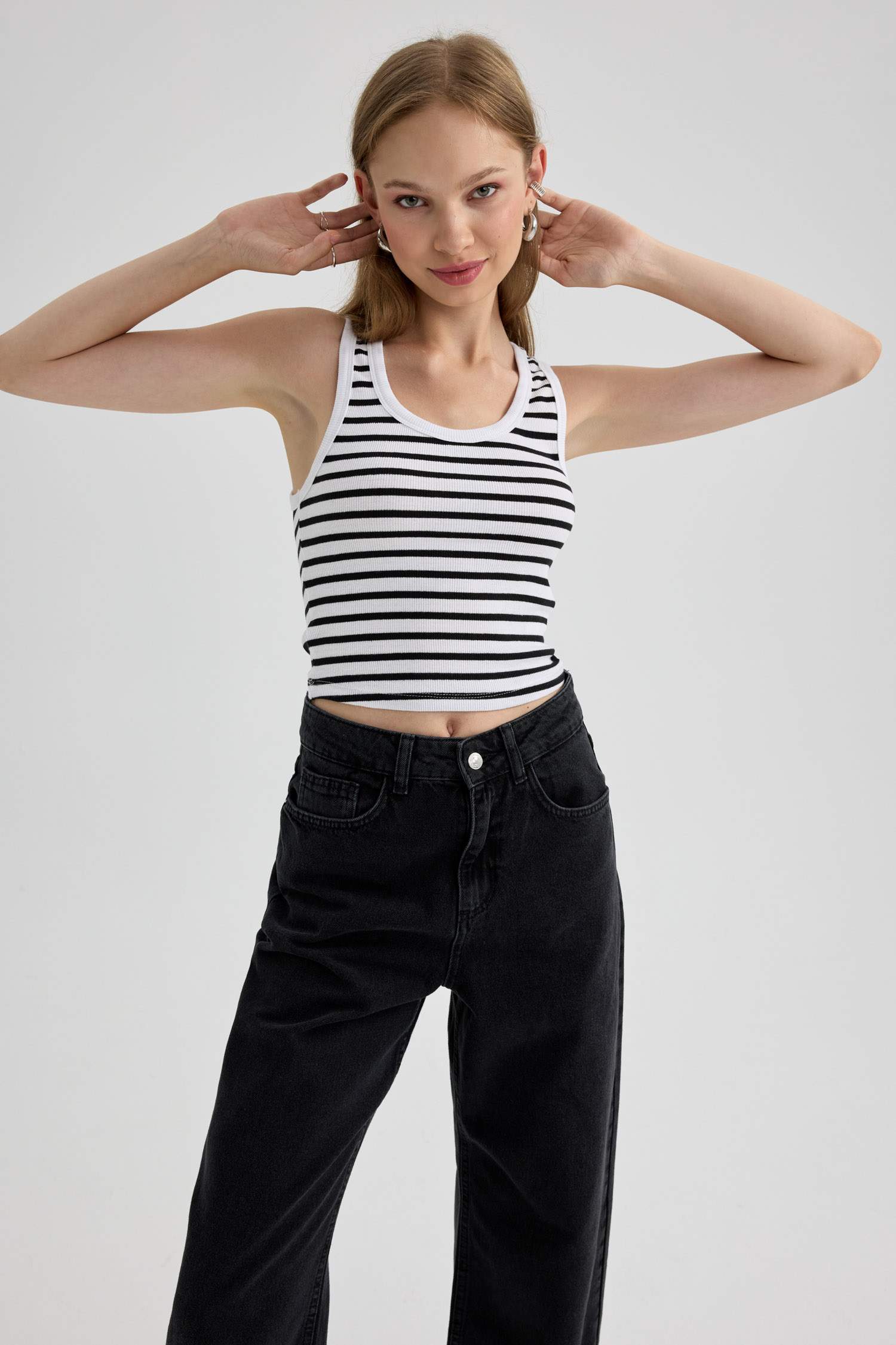 تانك توب مضلع بياقة U