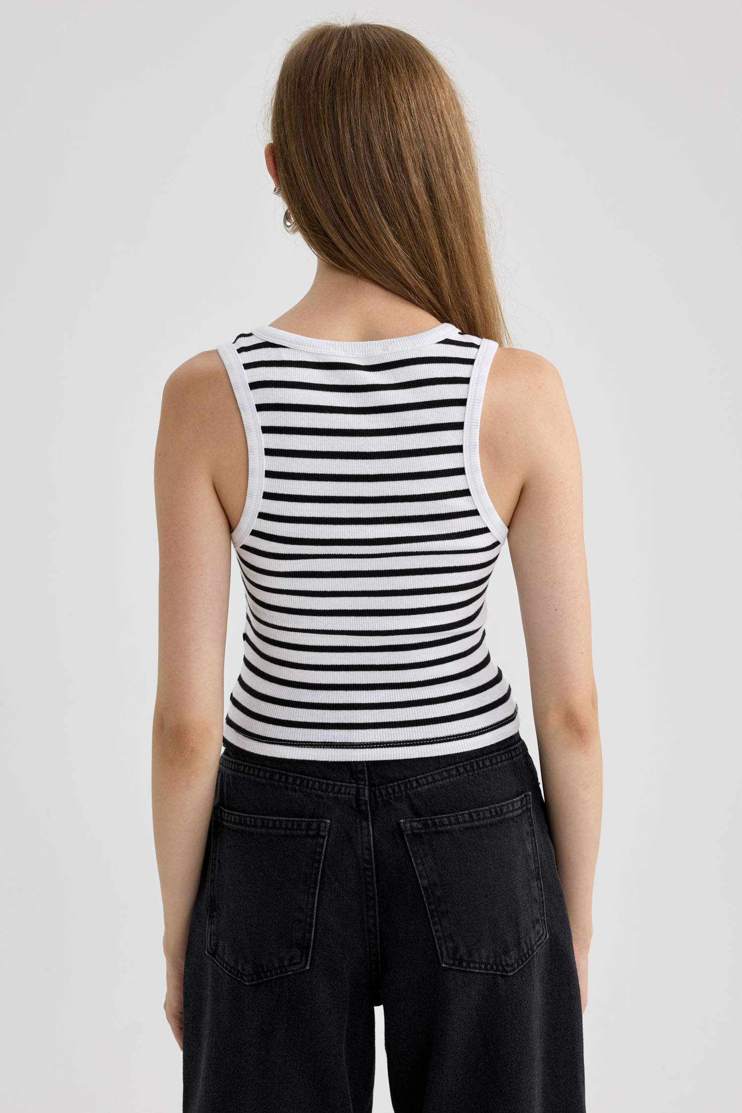 تانك توب مضلع بياقة U