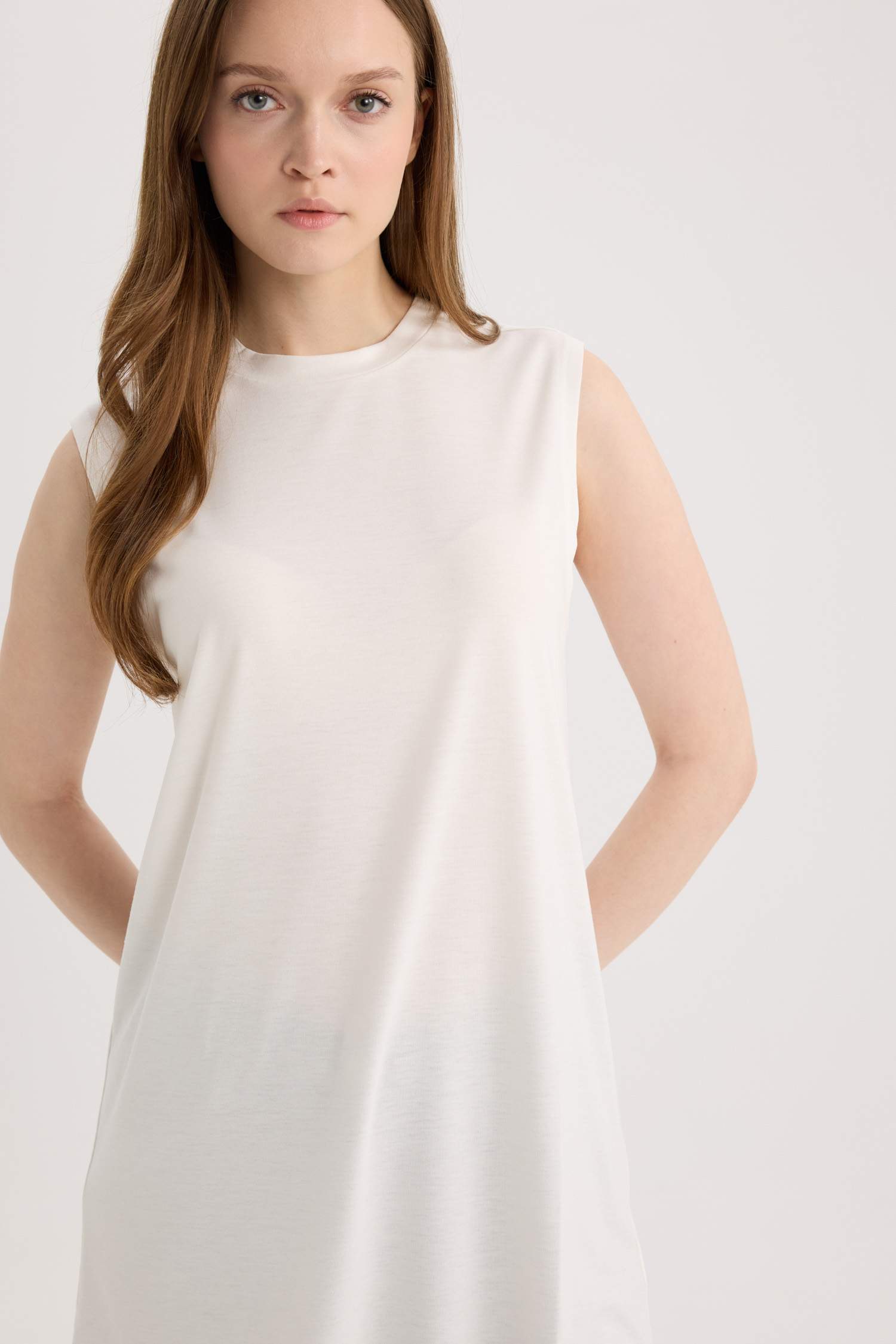 بلوزة كت بدون ردن قصة عادية بياخة مستديرة