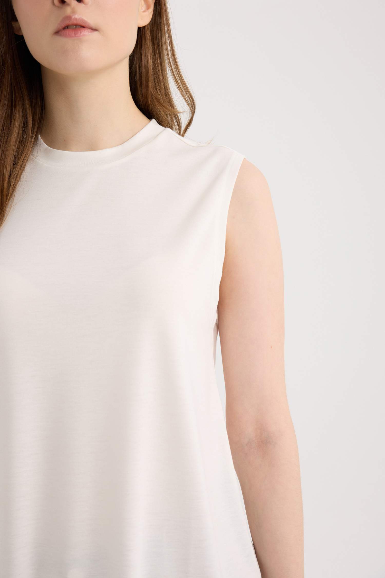 بلوزة كت بدون ردن قصة عادية بياخة مستديرة