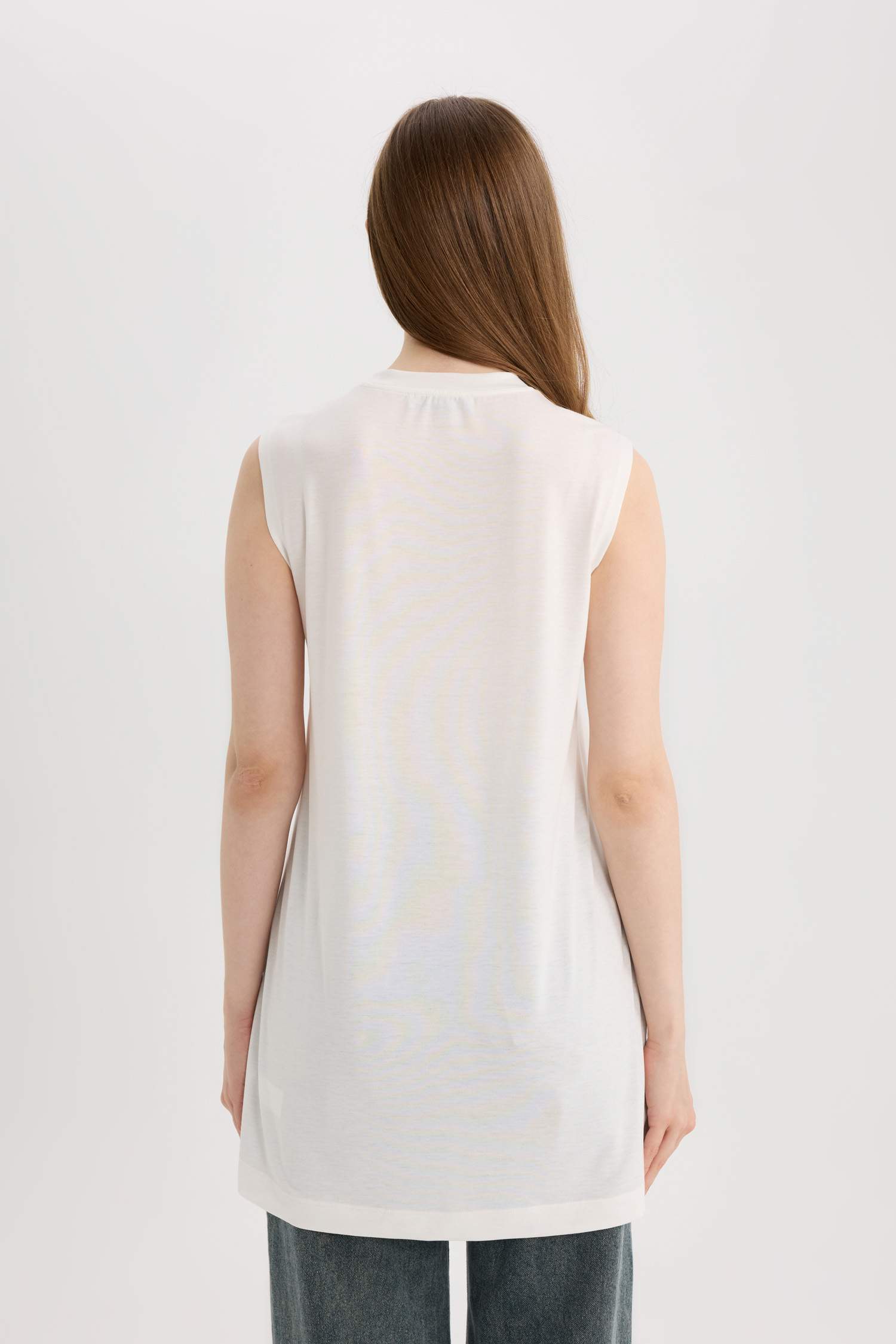 بلوزة كت بدون ردن قصة عادية بياخة مستديرة