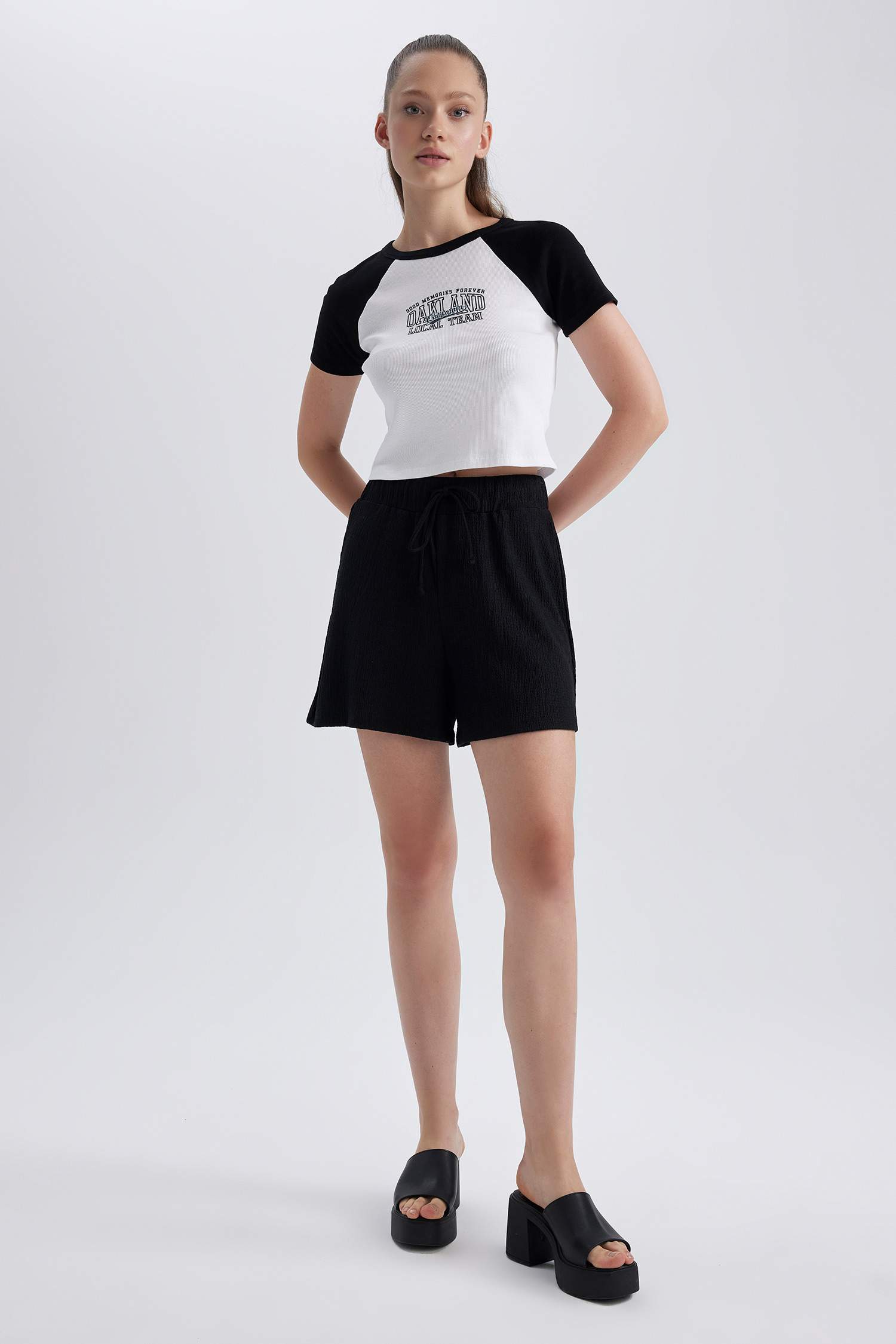 Black Woman Slim Fit Printed Camisole Short Sleeve T-Shirt 2839095