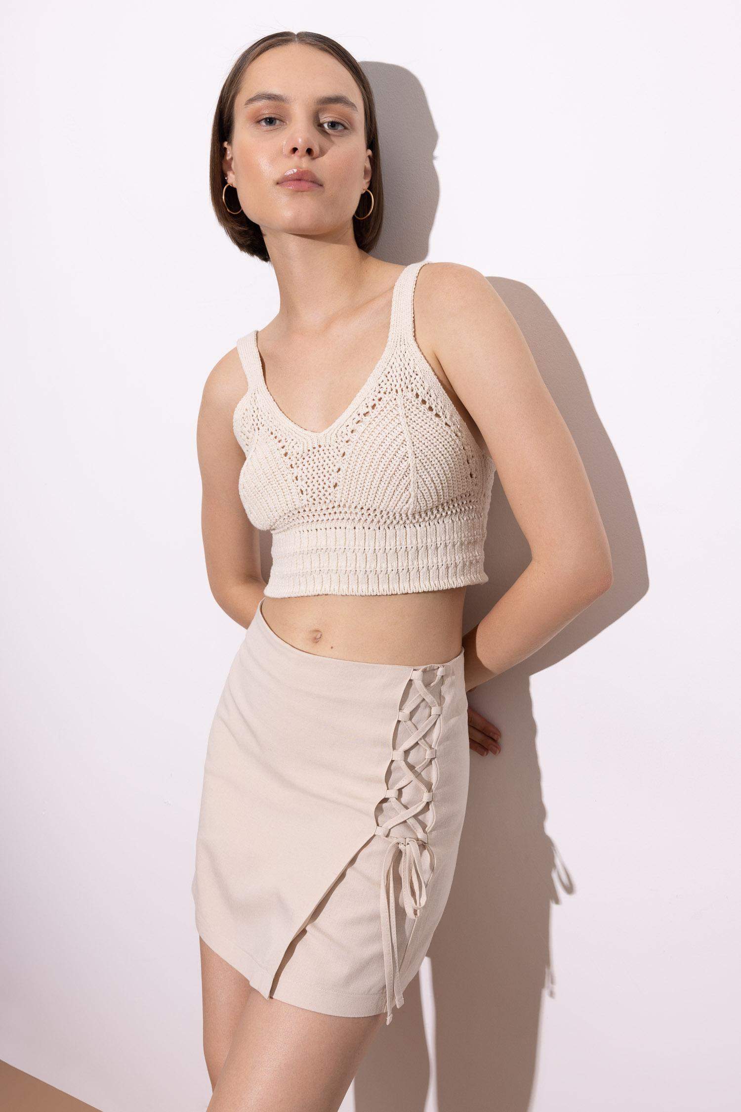 Slim Fit Dar Kesim V Yaka Askılı Örgü Kroşe Atlet