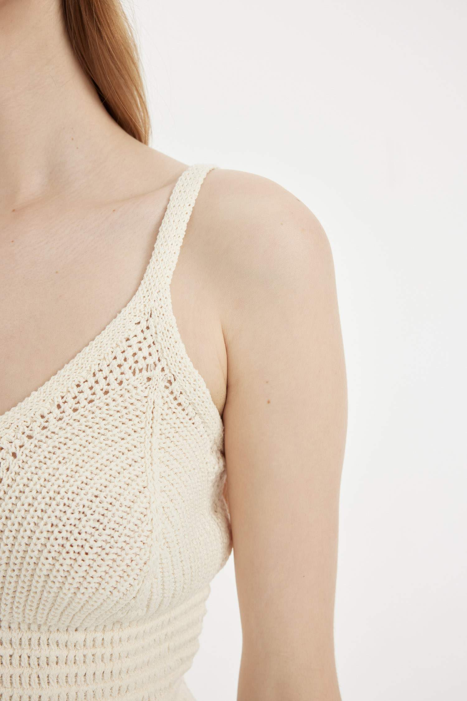 Slim Fit Dar Kesim V Yaka Askılı Örgü Kroşe Atlet