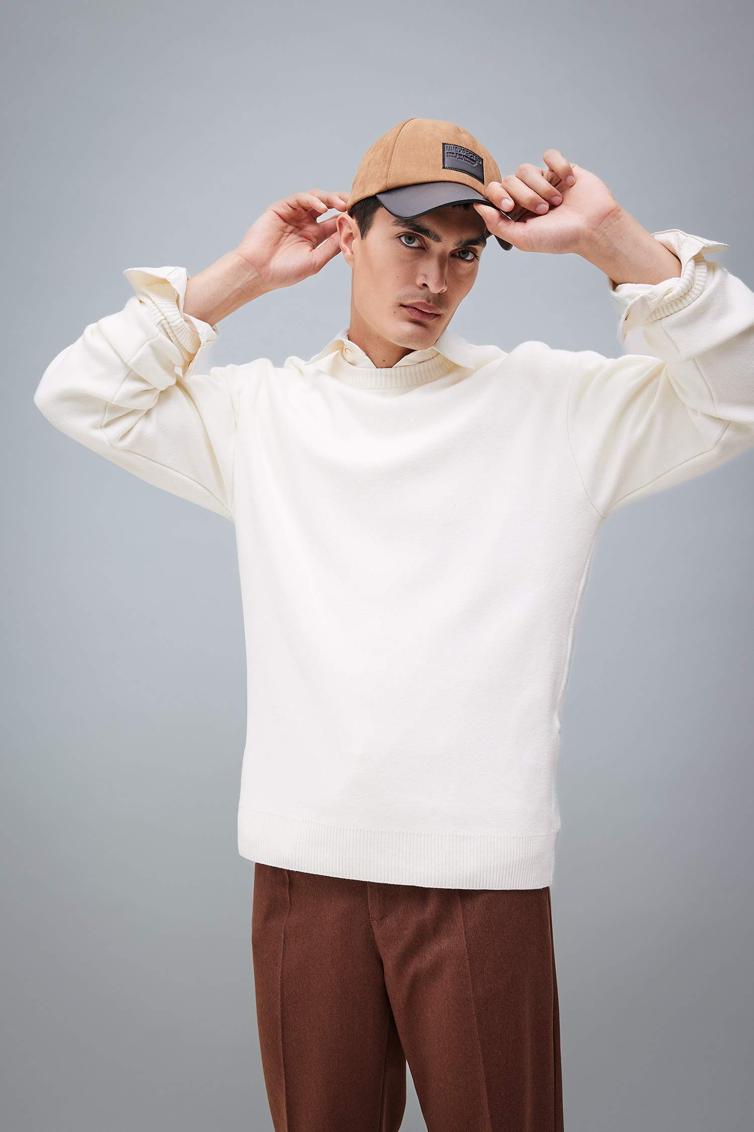 بلوفر تريكو قصة مريحة برقبة مستديرة بيج فاتح