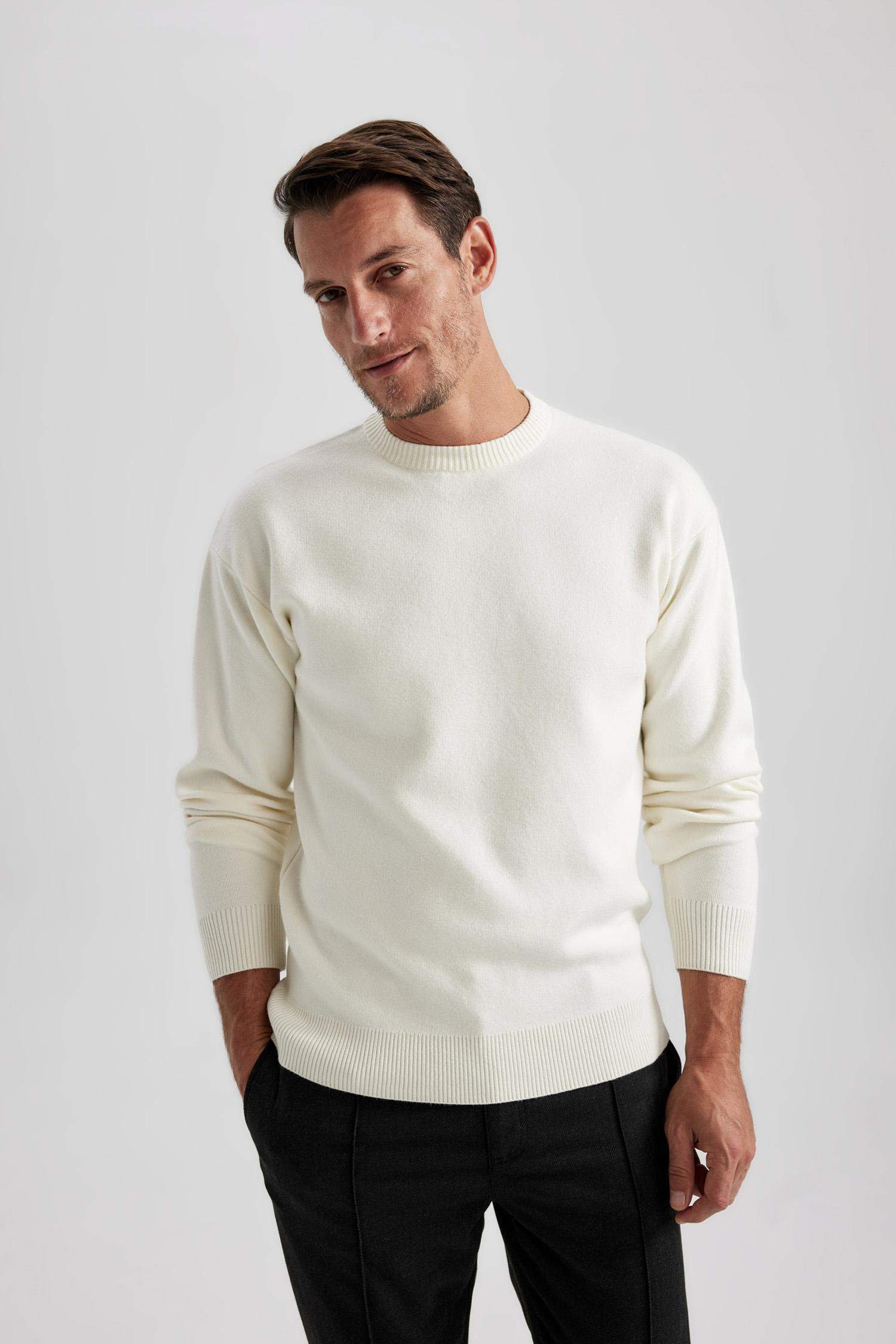 بلوفر تريكو قصة مريحة برقبة مستديرة بيج فاتح