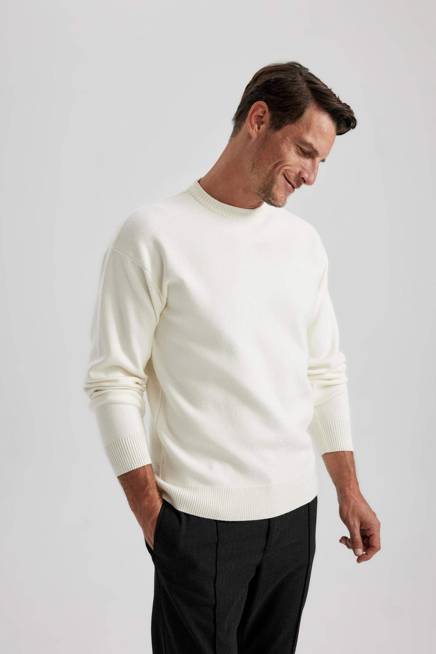 بلوفر تريكو قصة مريحة برقبة مستديرة بيج فاتح