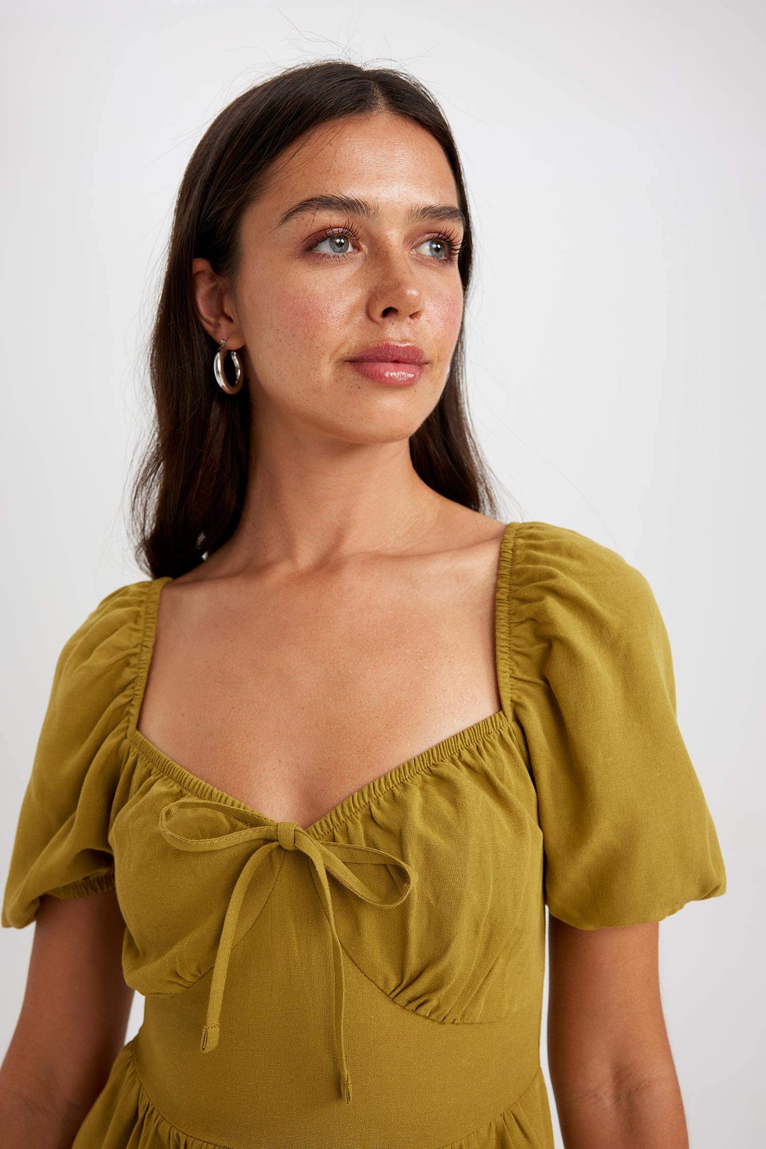 فستان قصير بيبي دول بأكمام بالون برقبة قلب