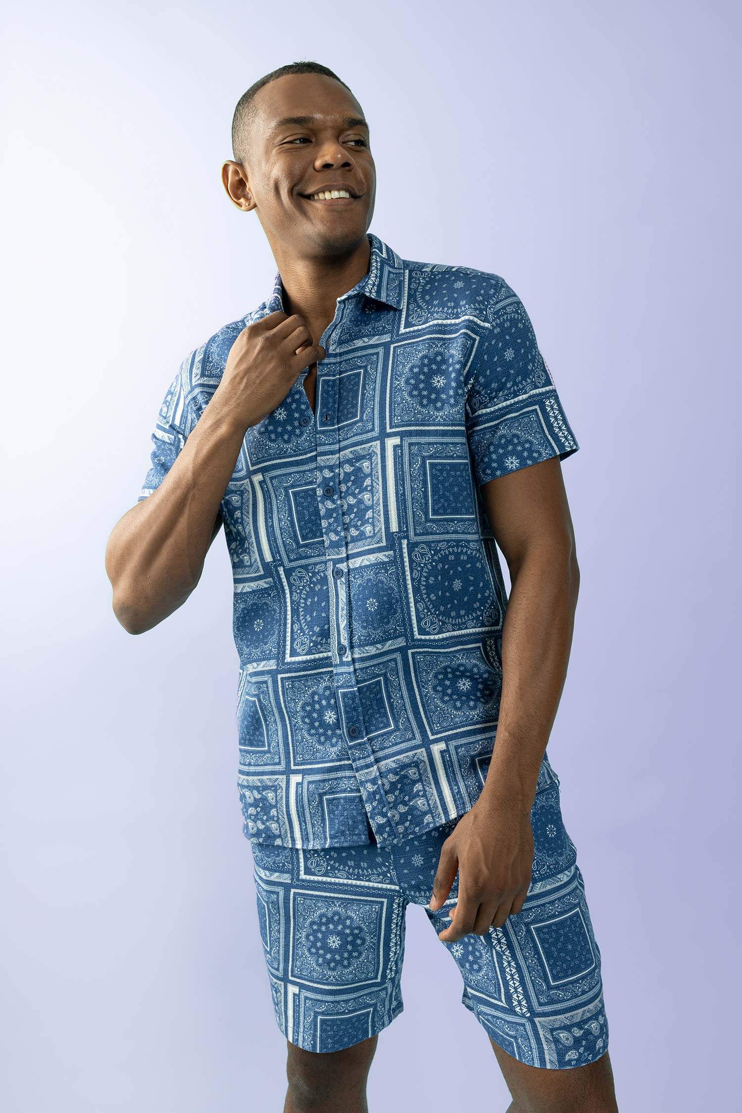 қалыпты пішім басып шығарылған Қысқа жеңді жейде