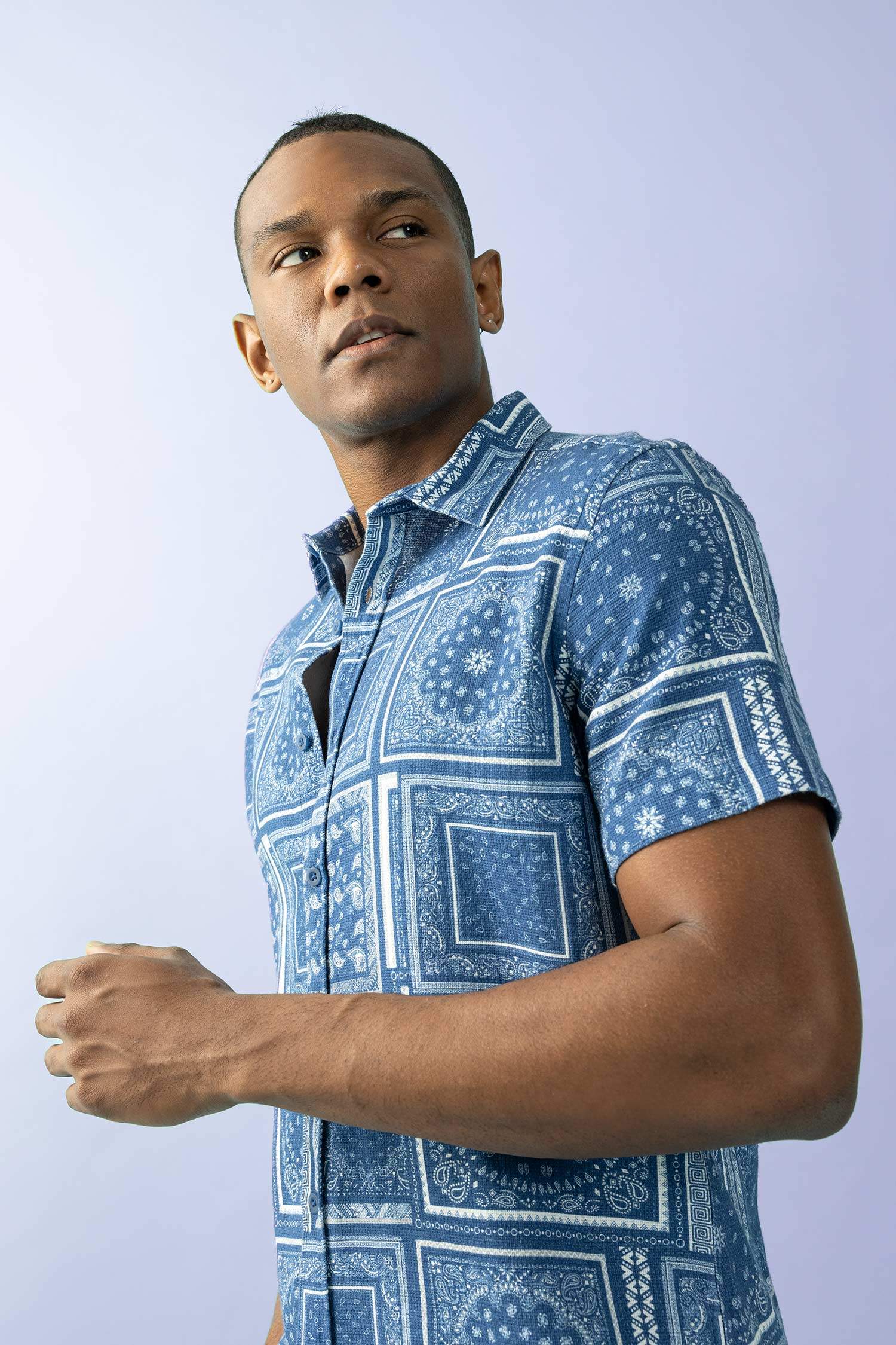 қалыпты пішім басып шығарылған Қысқа жеңді жейде