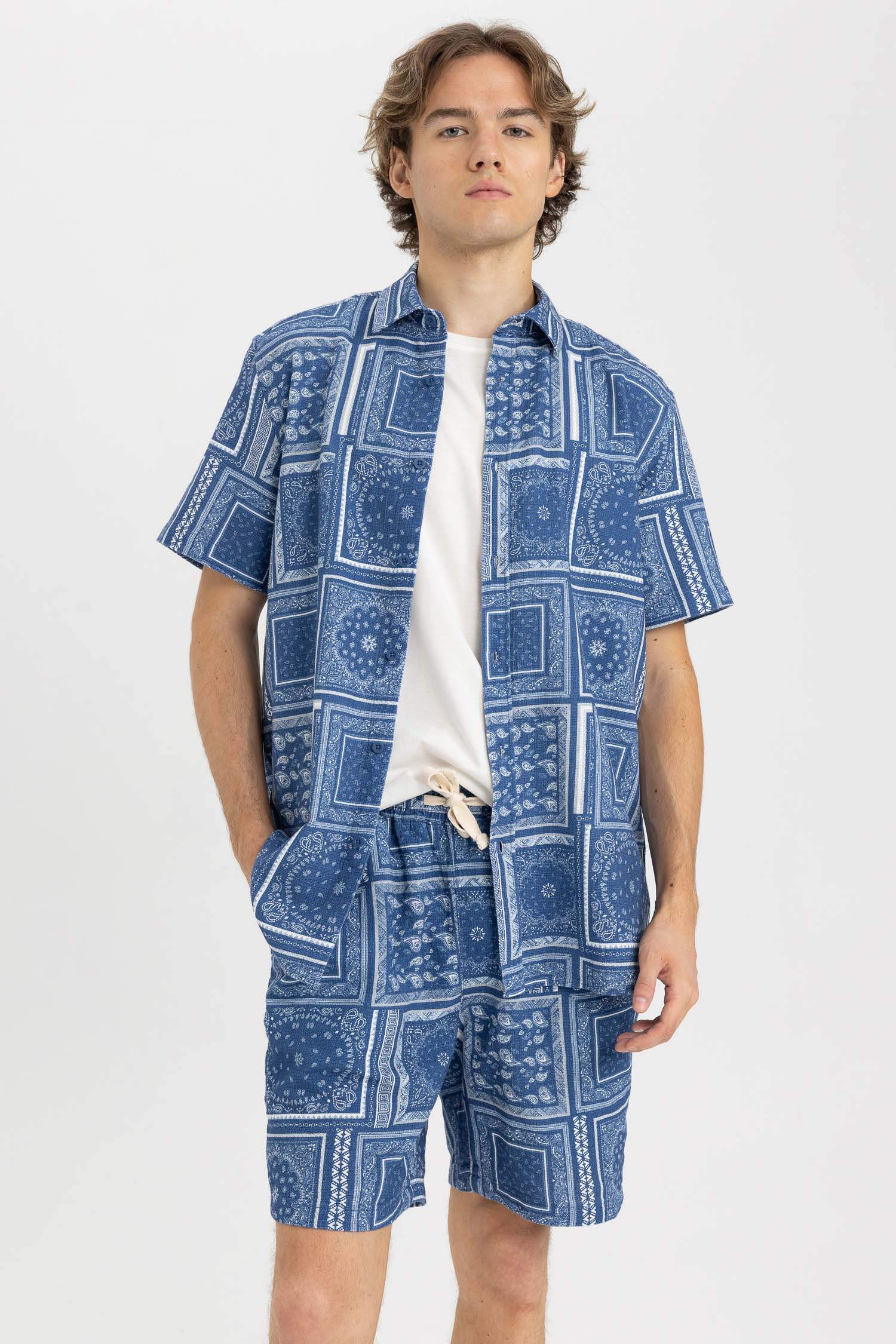 қалыпты пішім басып шығарылған Қысқа жеңді жейде