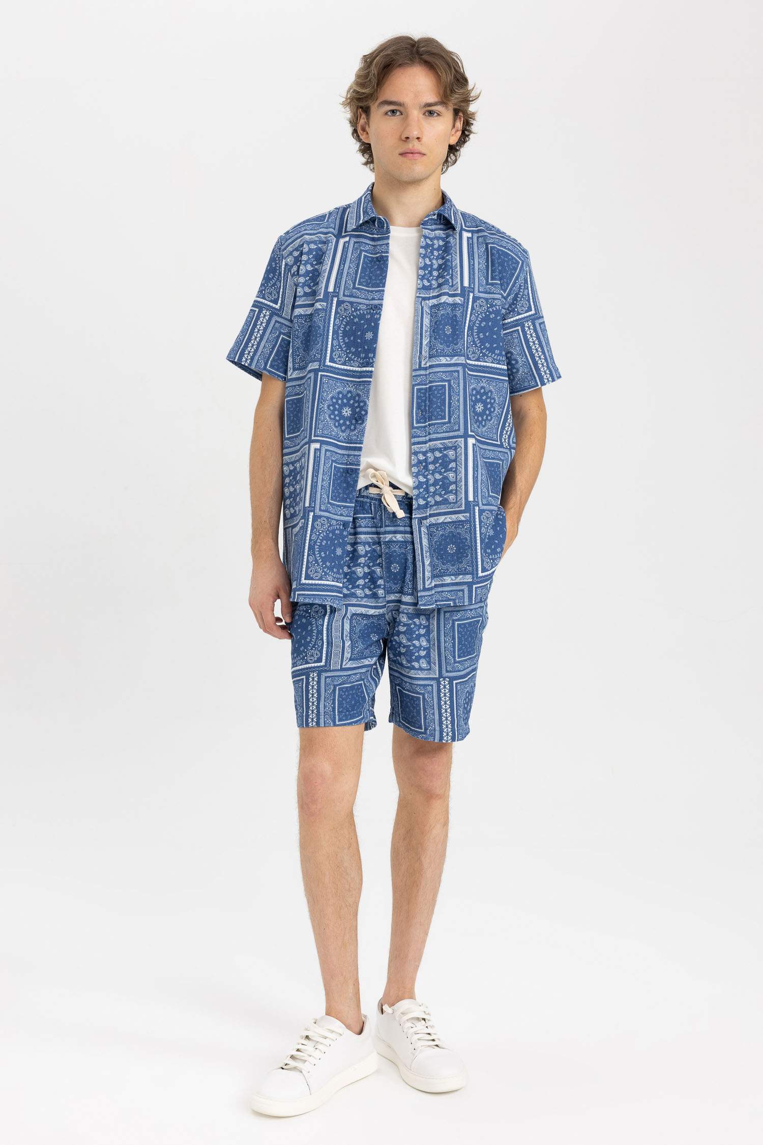 қалыпты пішім басып шығарылған Қысқа жеңді жейде