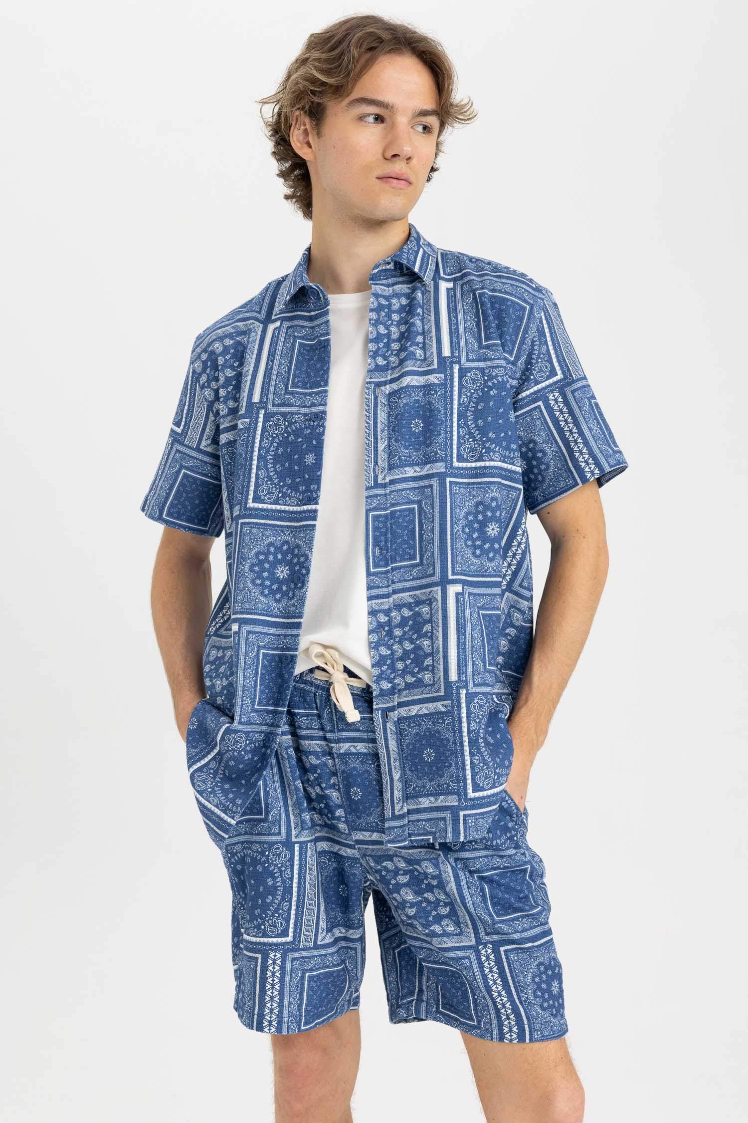 қалыпты пішім басып шығарылған Қысқа жеңді жейде