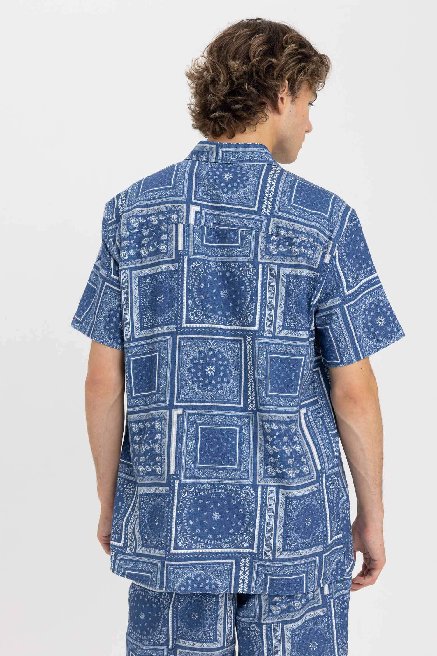 қалыпты пішім басып шығарылған Қысқа жеңді жейде