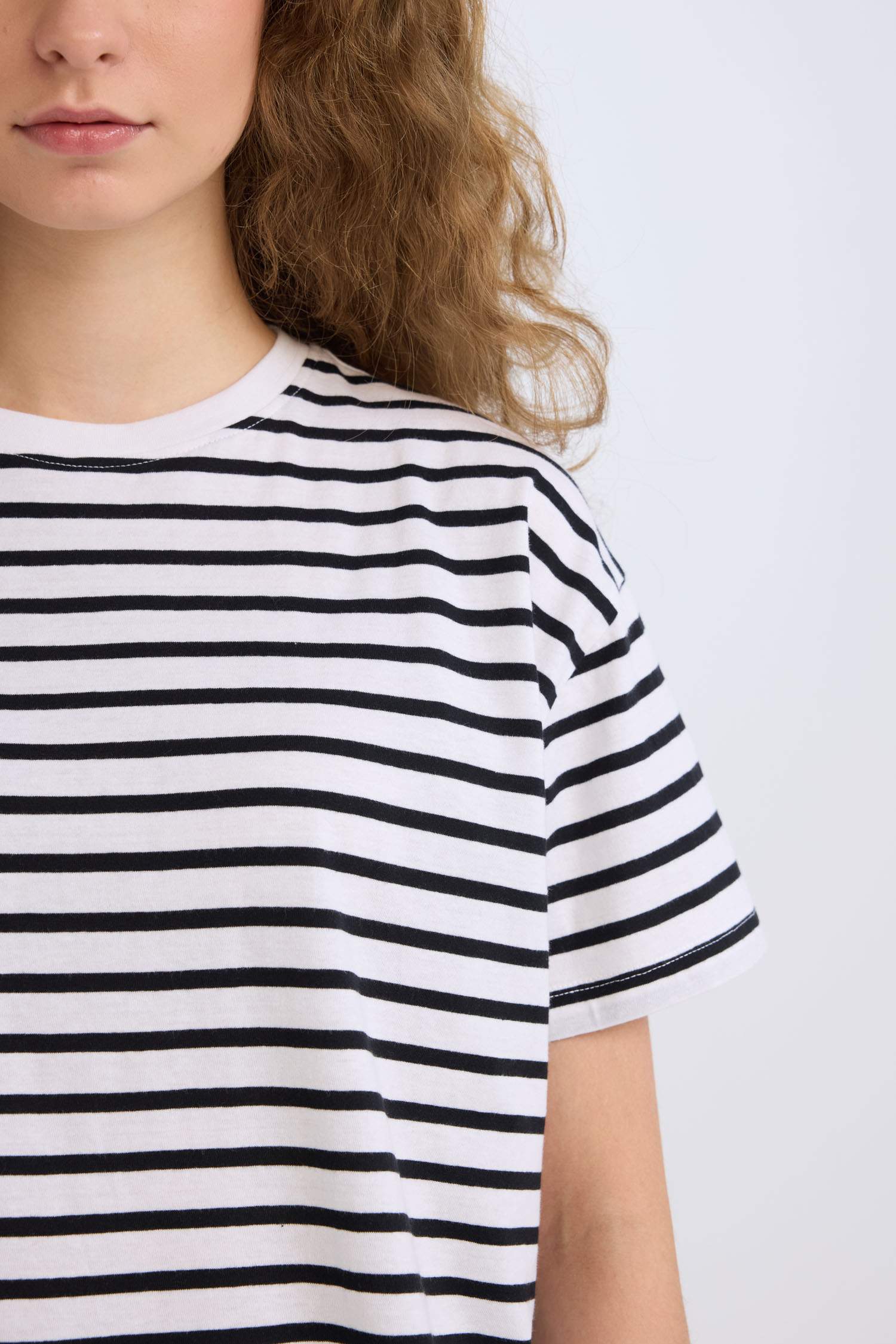 Oversize Fit Çizgili Bisiklet Yaka Kısa Kollu Tişört