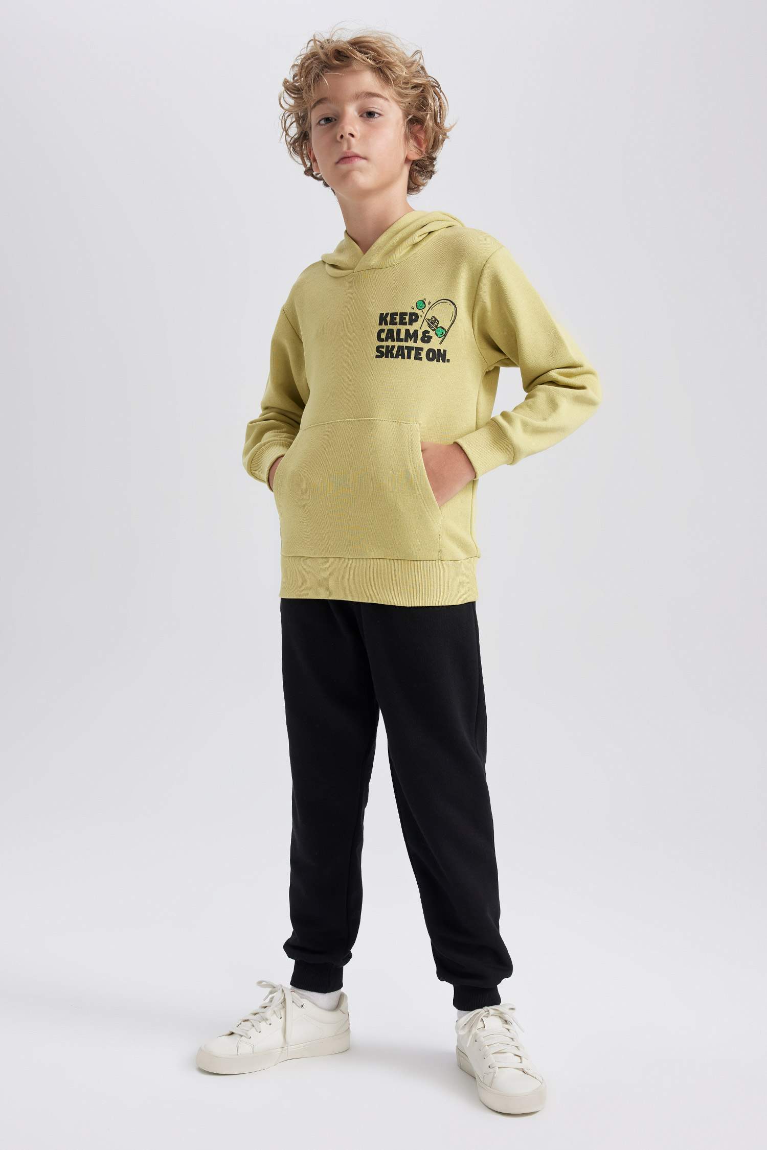 سويت شيرت ولادي قصة عادية بكابيشون بجيب