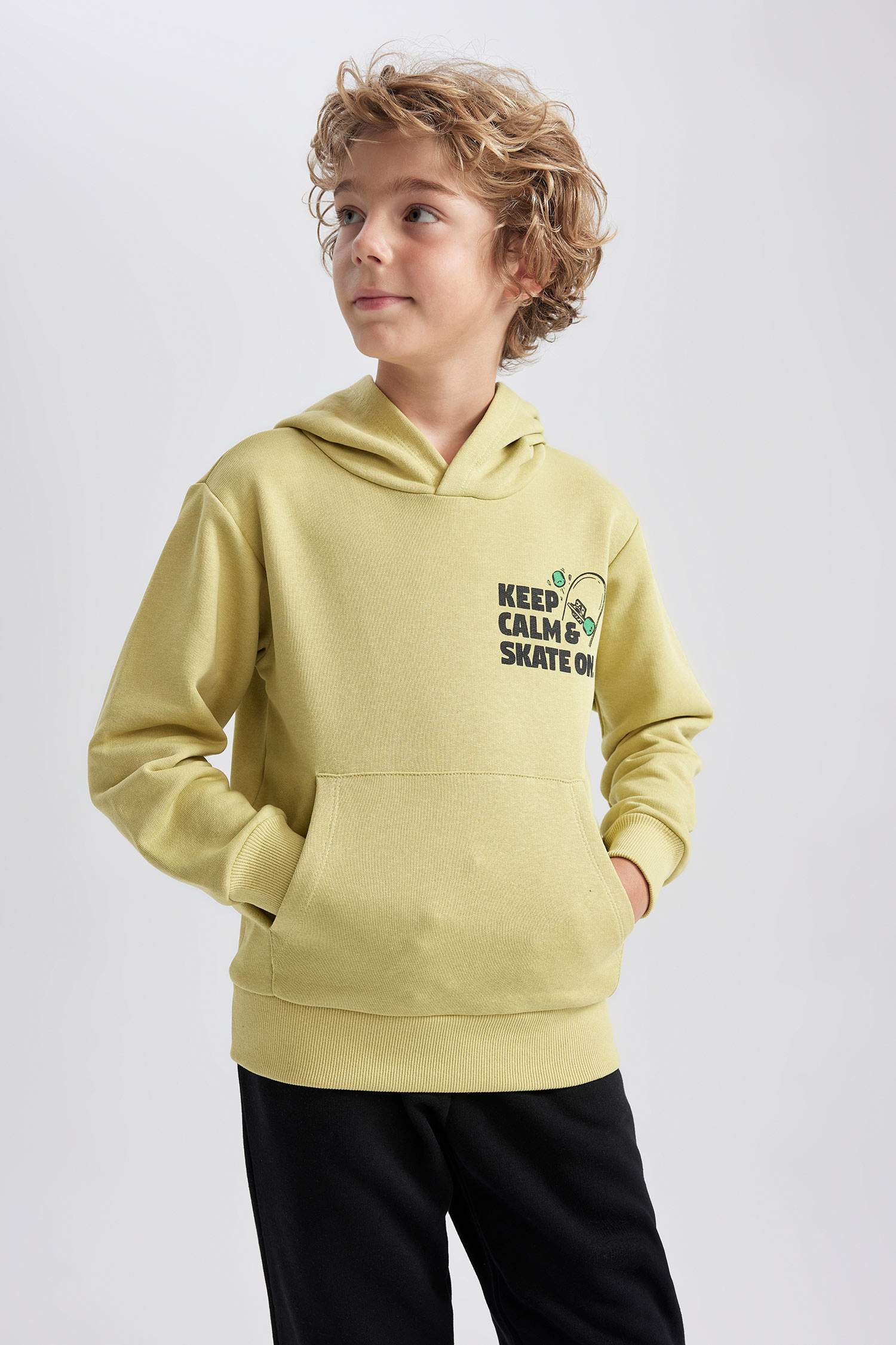 سويت شيرت ولادي قصة عادية بكابيشون بجيب