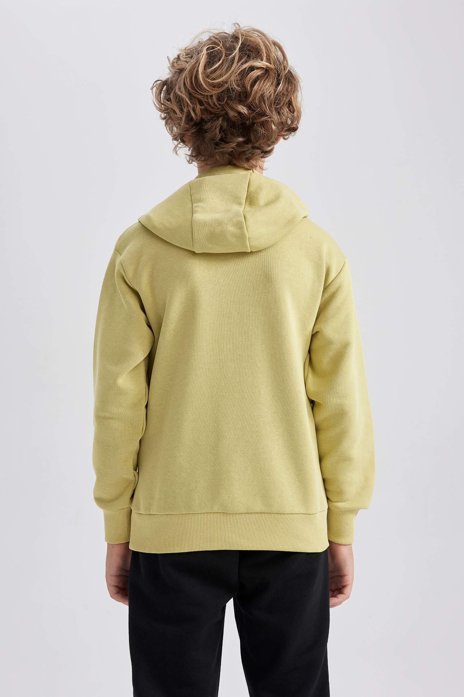 سويت شيرت ولادي قصة عادية بكابيشون بجيب