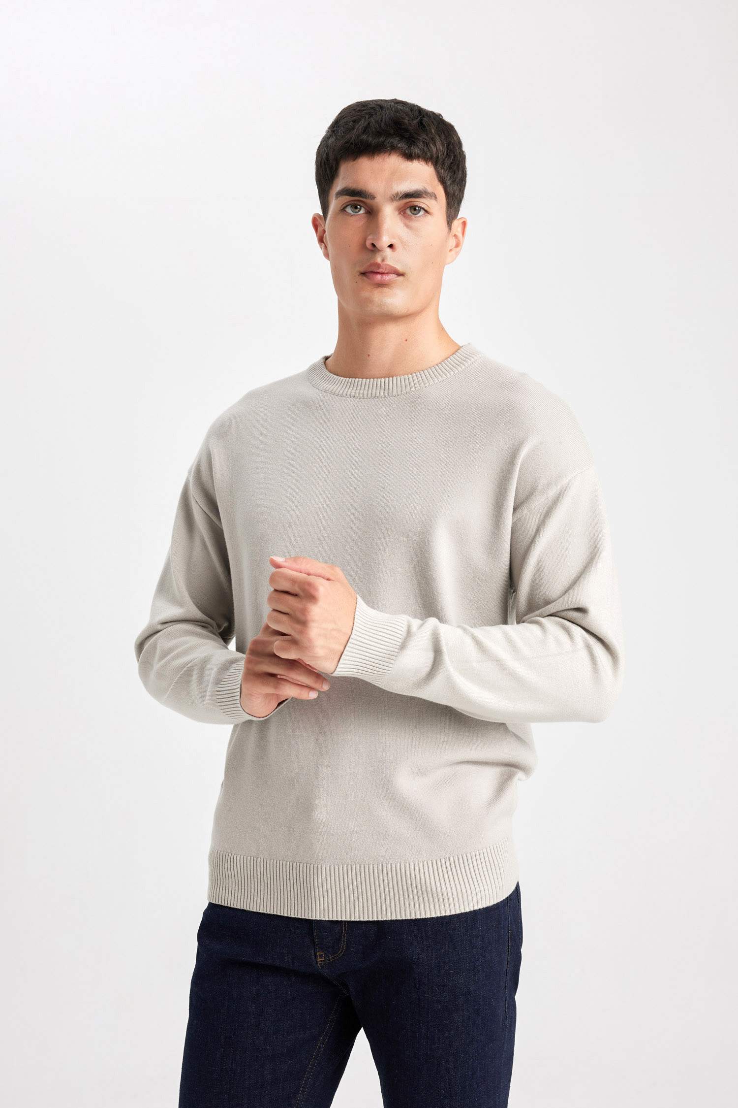 Свитер свободного кроя с круглым вырезом