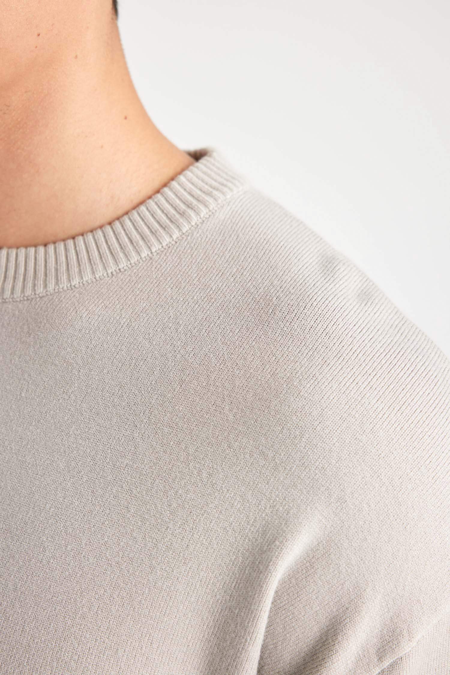 Свитер свободного кроя с круглым вырезом