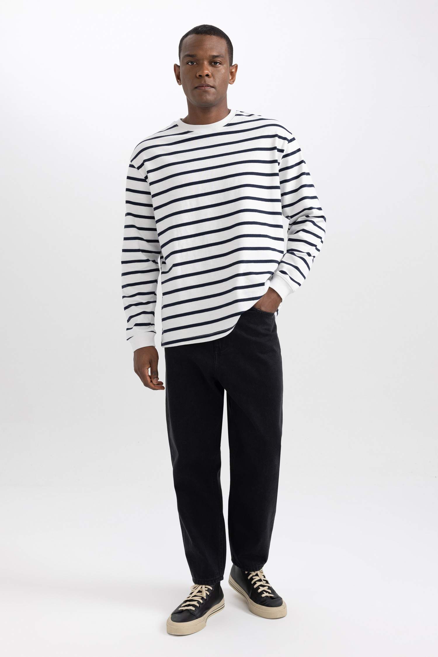 سويت شيرت مخطط قصة مريحة بياقة مستديرة