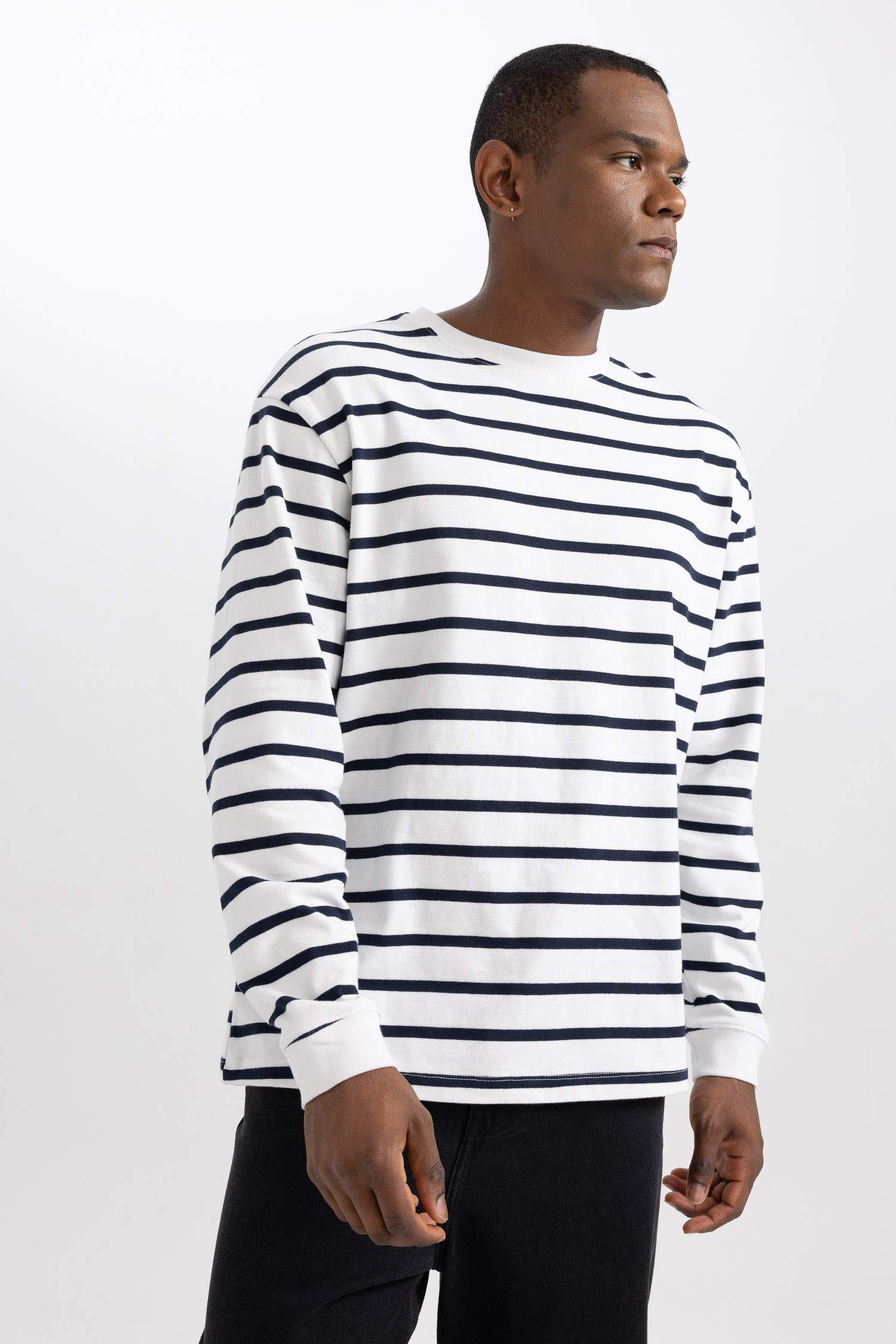 سويت شيرت مخطط قصة مريحة بياقة مستديرة